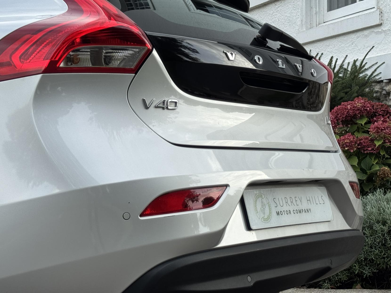 Volvo V40 1.6 D2 SE Hatchback 5dr Diesel Manual Euro 5 (s/s) (115 ps)
