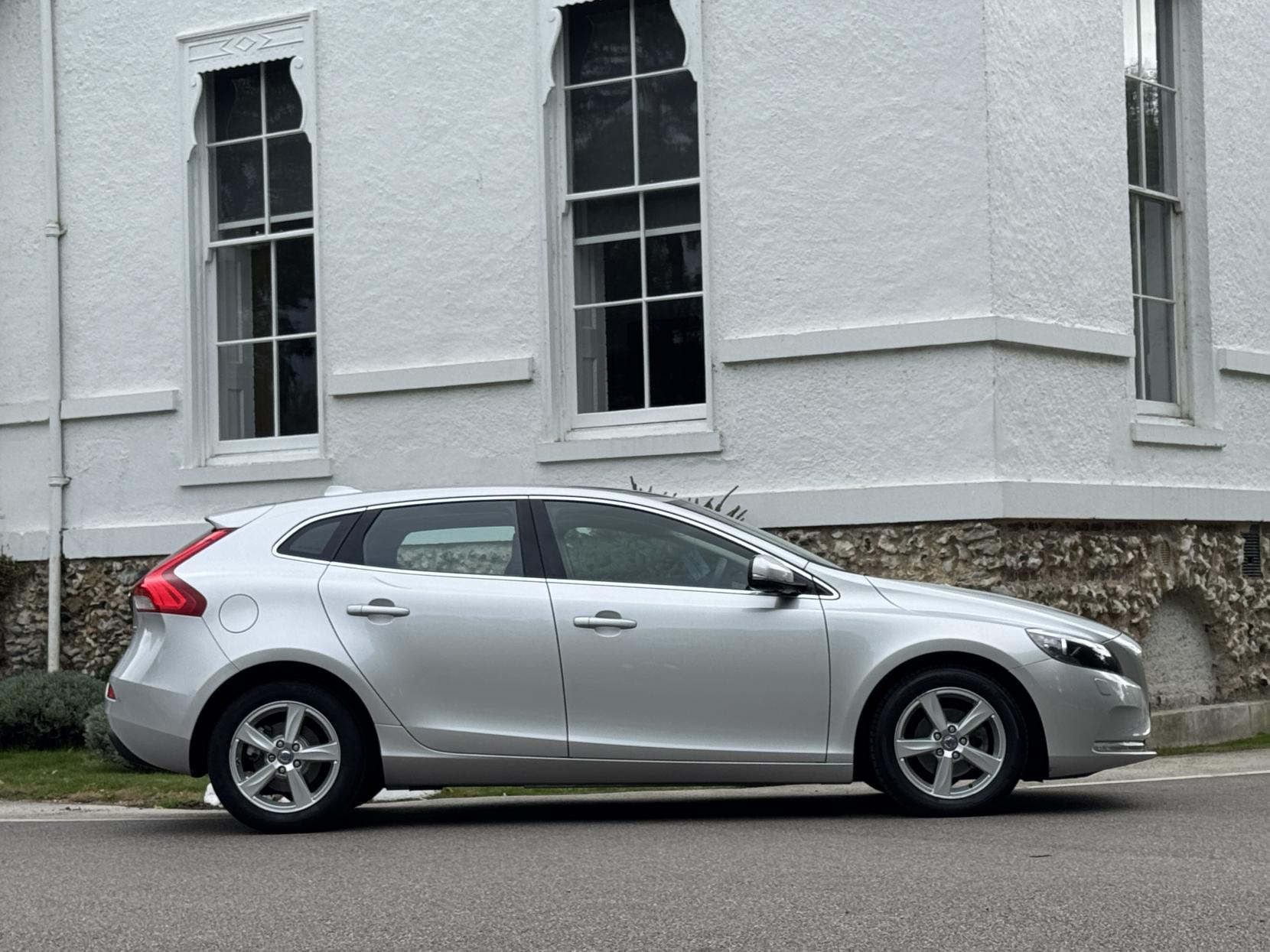 Volvo V40 1.6 D2 SE Hatchback 5dr Diesel Manual Euro 5 (s/s) (115 ps)