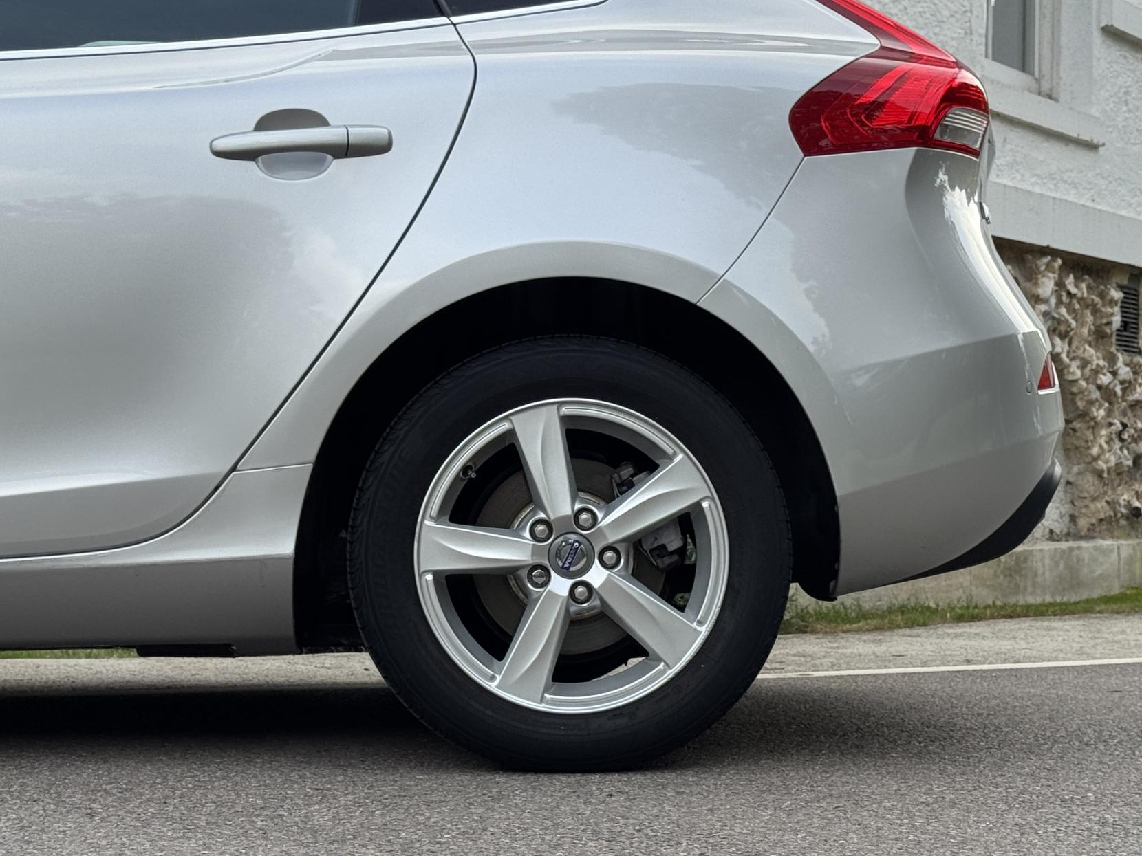 Volvo V40 1.6 D2 SE Hatchback 5dr Diesel Manual Euro 5 (s/s) (115 ps)