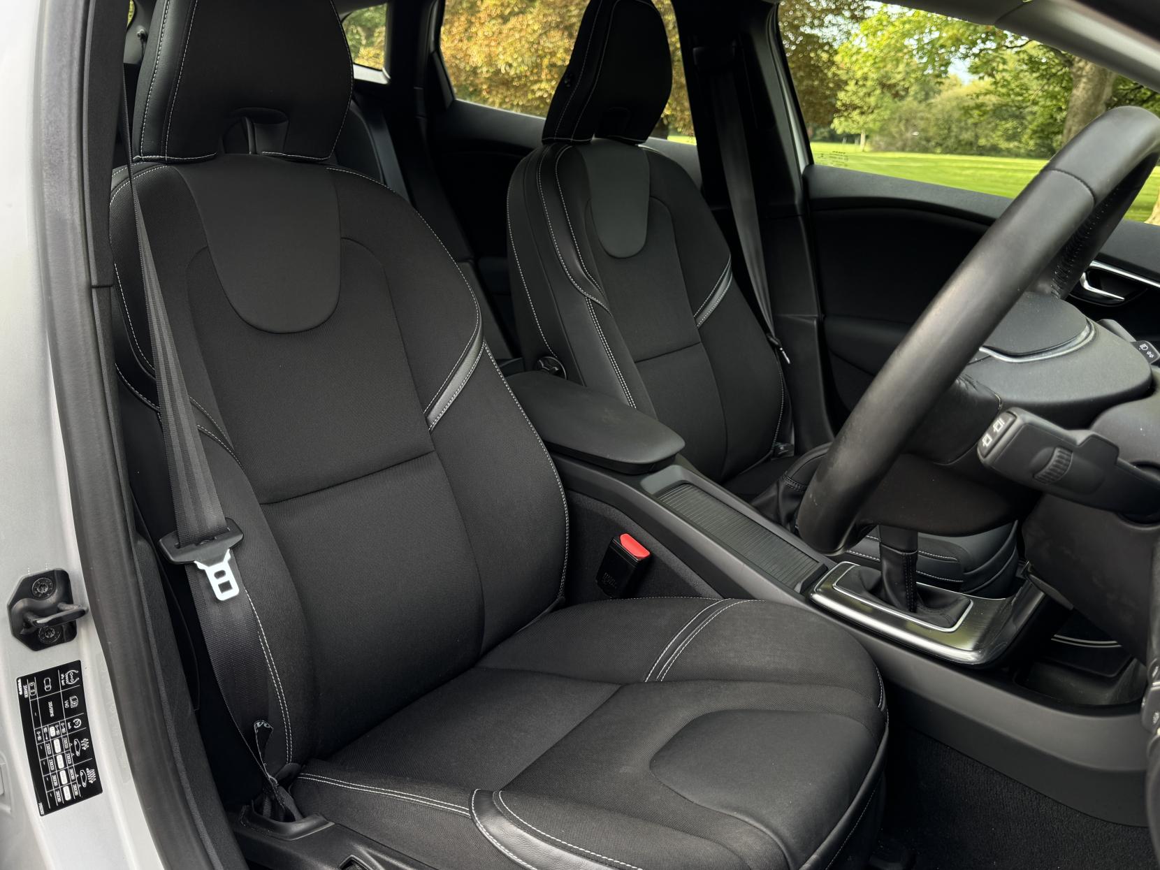 Volvo V40 1.6 D2 SE Hatchback 5dr Diesel Manual Euro 5 (s/s) (115 ps)