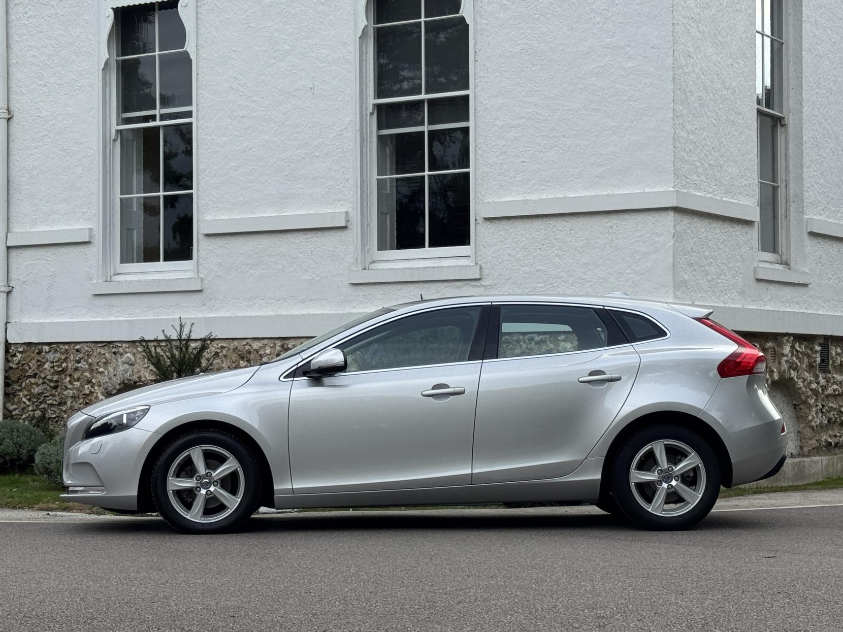 Volvo V40 1.6 D2 SE Hatchback 5dr Diesel Manual Euro 5 (s/s) (115 ps)