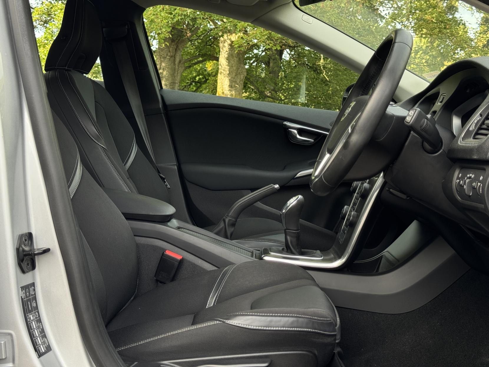 Volvo V40 1.6 D2 SE Hatchback 5dr Diesel Manual Euro 5 (s/s) (115 ps)