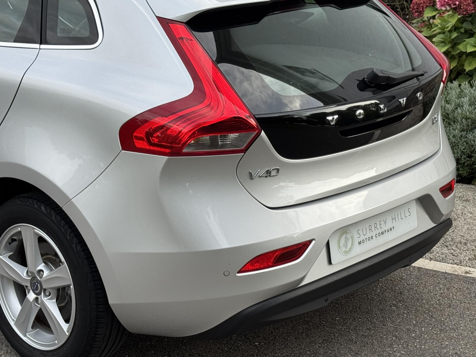 Volvo V40 1.6 D2 SE Hatchback 5dr Diesel Manual Euro 5 (s/s) (115 ps)