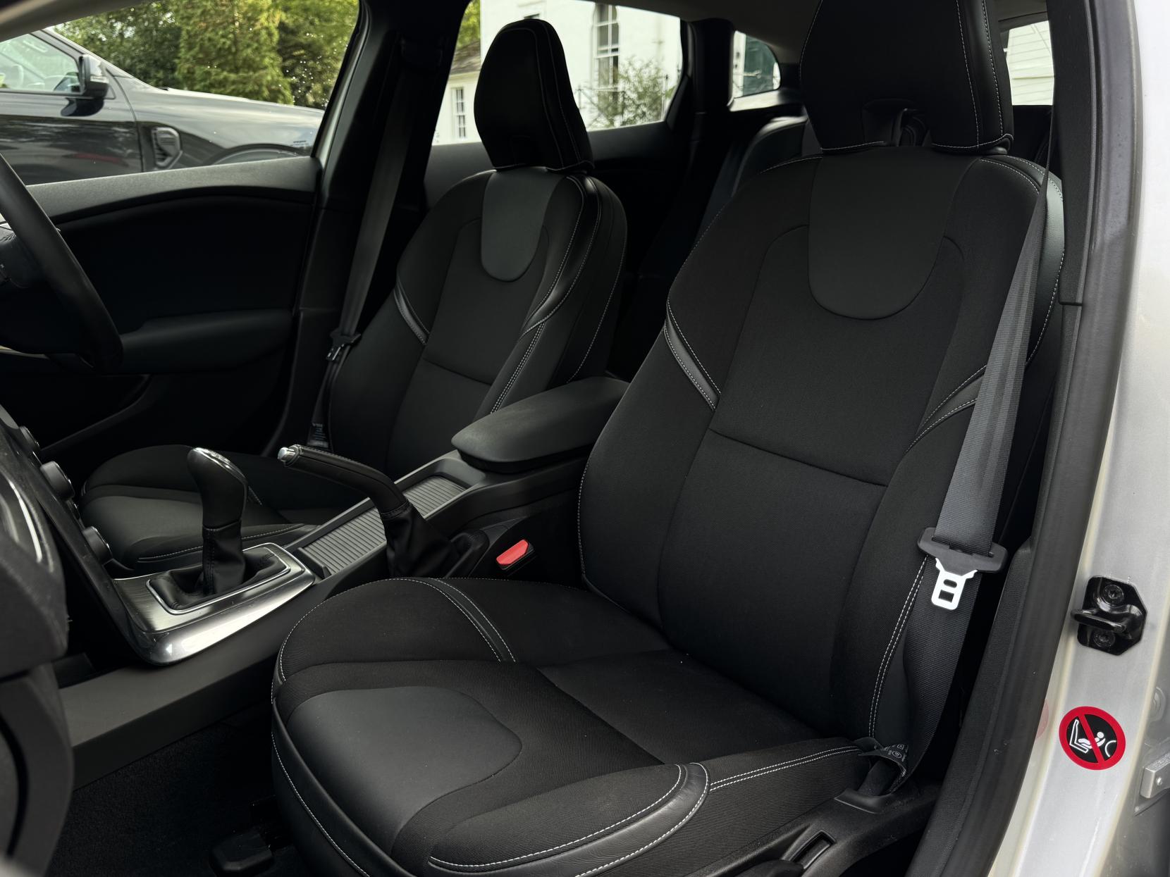 Volvo V40 1.6 D2 SE Hatchback 5dr Diesel Manual Euro 5 (s/s) (115 ps)