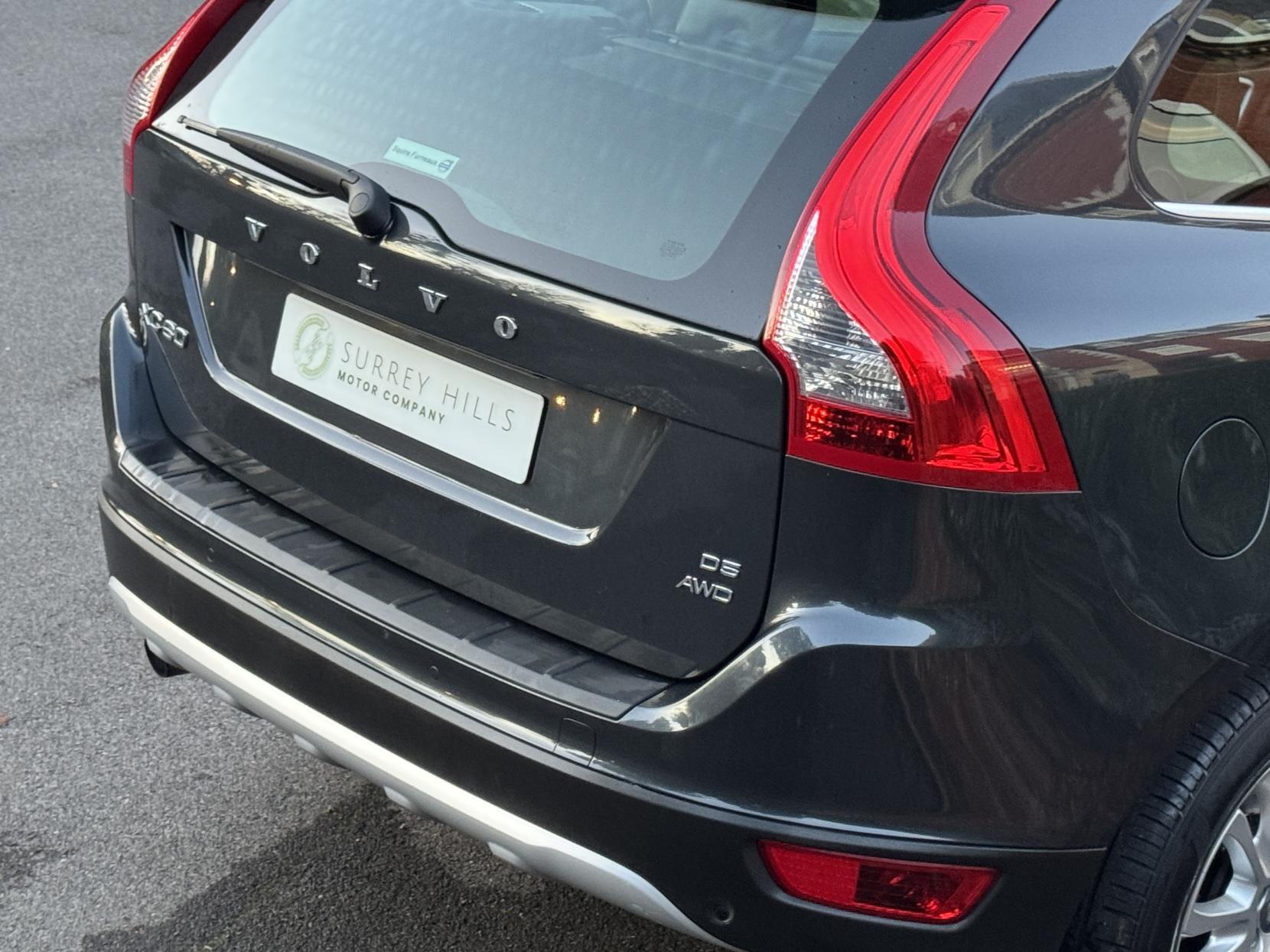 Volvo XC60 2.4 D5 SE Lux SUV 5dr Diesel Geartronic AWD Euro 4 (185 ps)