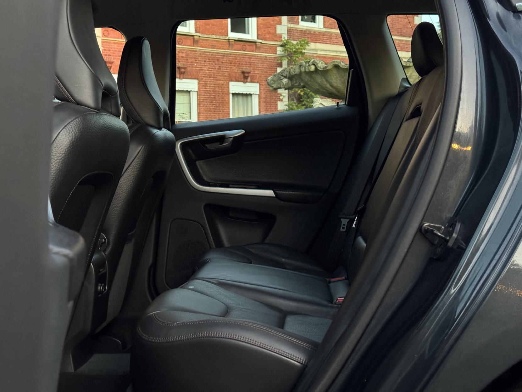 Volvo XC60 2.4 D5 SE Lux SUV 5dr Diesel Geartronic AWD Euro 4 (185 ps)