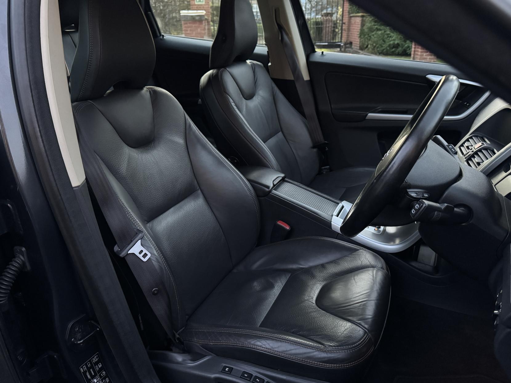 Volvo XC60 2.4 D5 SE Lux SUV 5dr Diesel Geartronic AWD Euro 4 (185 ps)