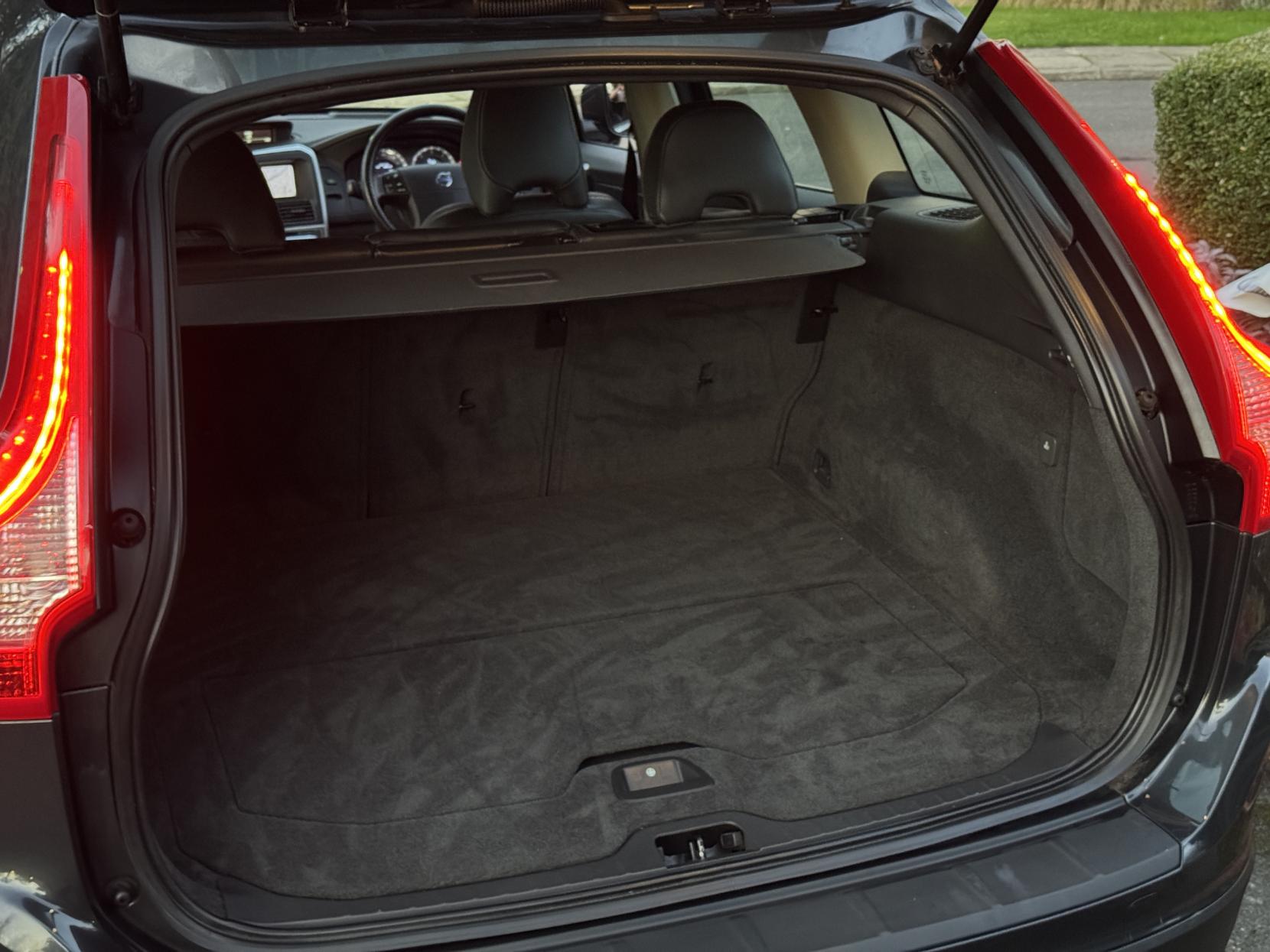 Volvo XC60 2.4 D5 SE Lux SUV 5dr Diesel Geartronic AWD Euro 4 (185 ps)