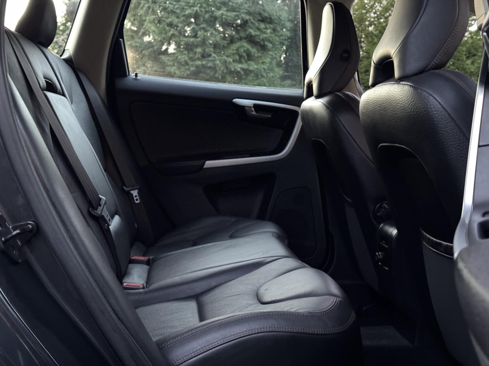 Volvo XC60 2.4 D5 SE Lux SUV 5dr Diesel Geartronic AWD Euro 4 (185 ps)