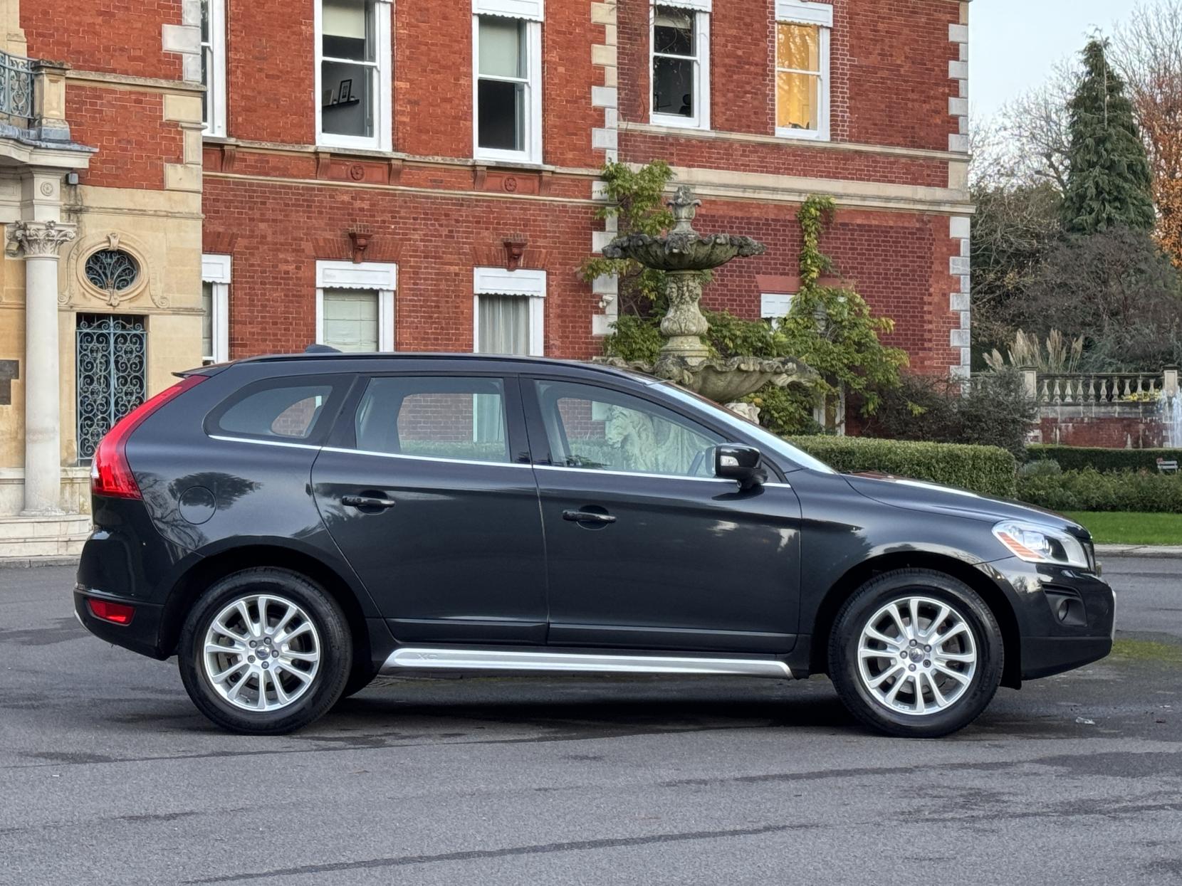 Volvo XC60 2.4 D5 SE Lux SUV 5dr Diesel Geartronic AWD Euro 4 (185 ps)