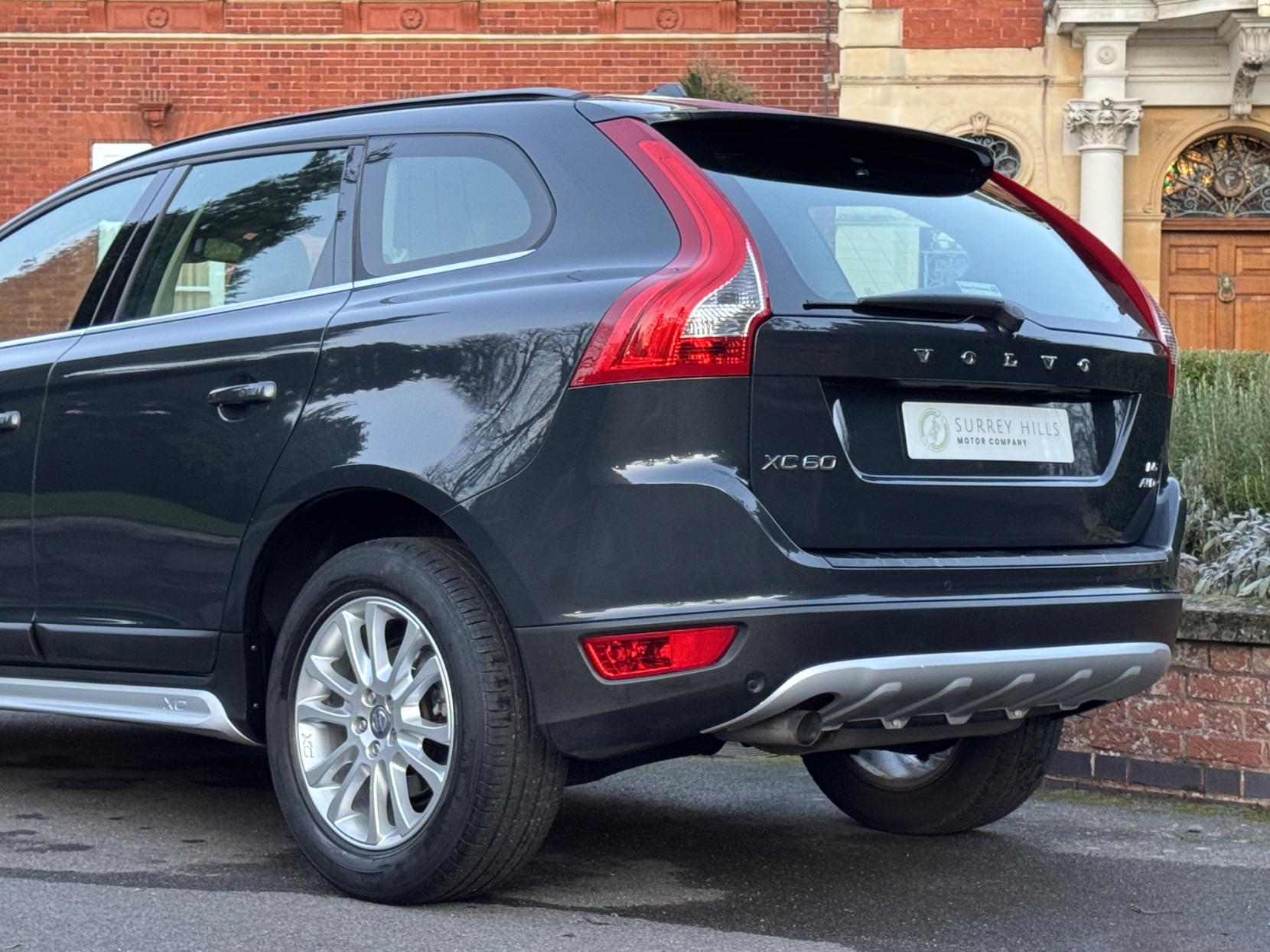 Volvo XC60 2.4 D5 SE Lux SUV 5dr Diesel Geartronic AWD Euro 4 (185 ps)
