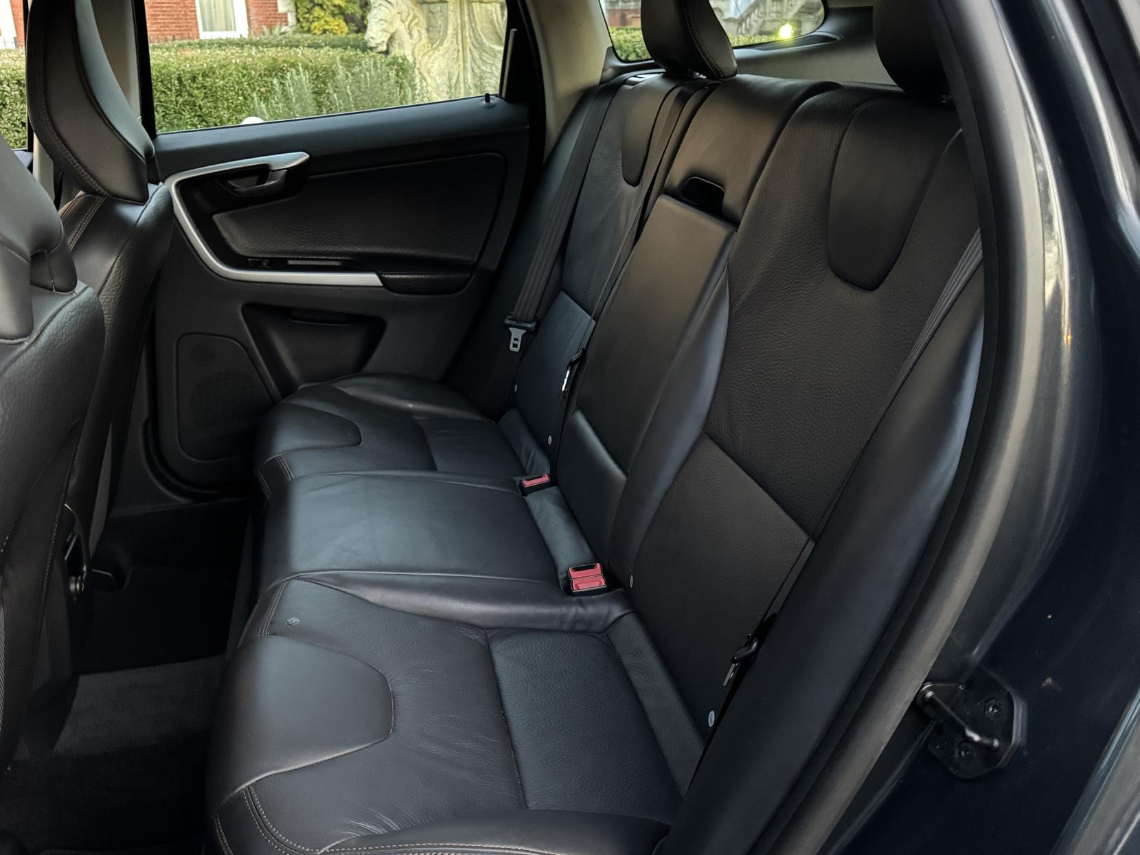 Volvo XC60 2.4 D5 SE Lux SUV 5dr Diesel Geartronic AWD Euro 4 (185 ps)