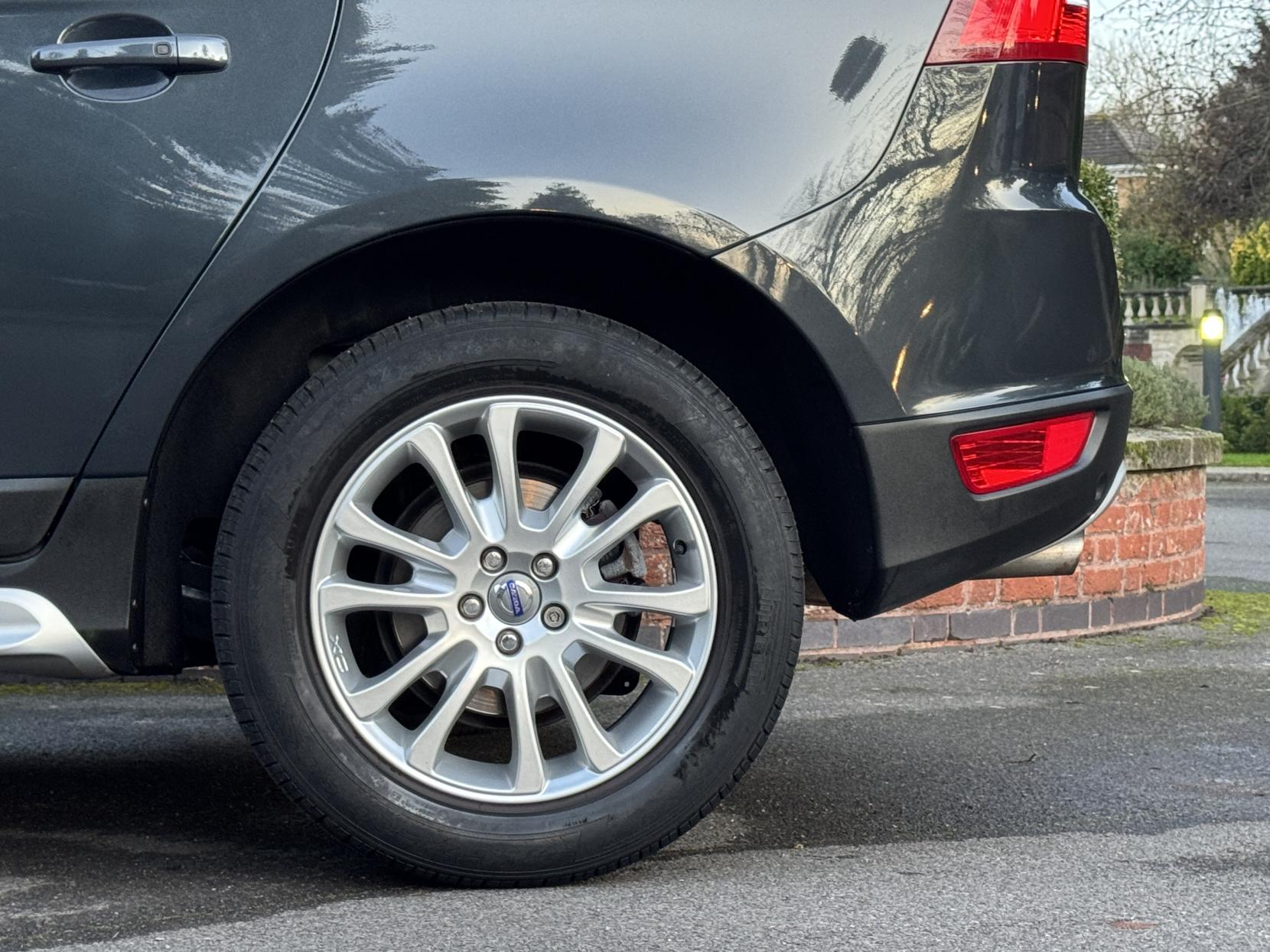 Volvo XC60 2.4 D5 SE Lux SUV 5dr Diesel Geartronic AWD Euro 4 (185 ps)