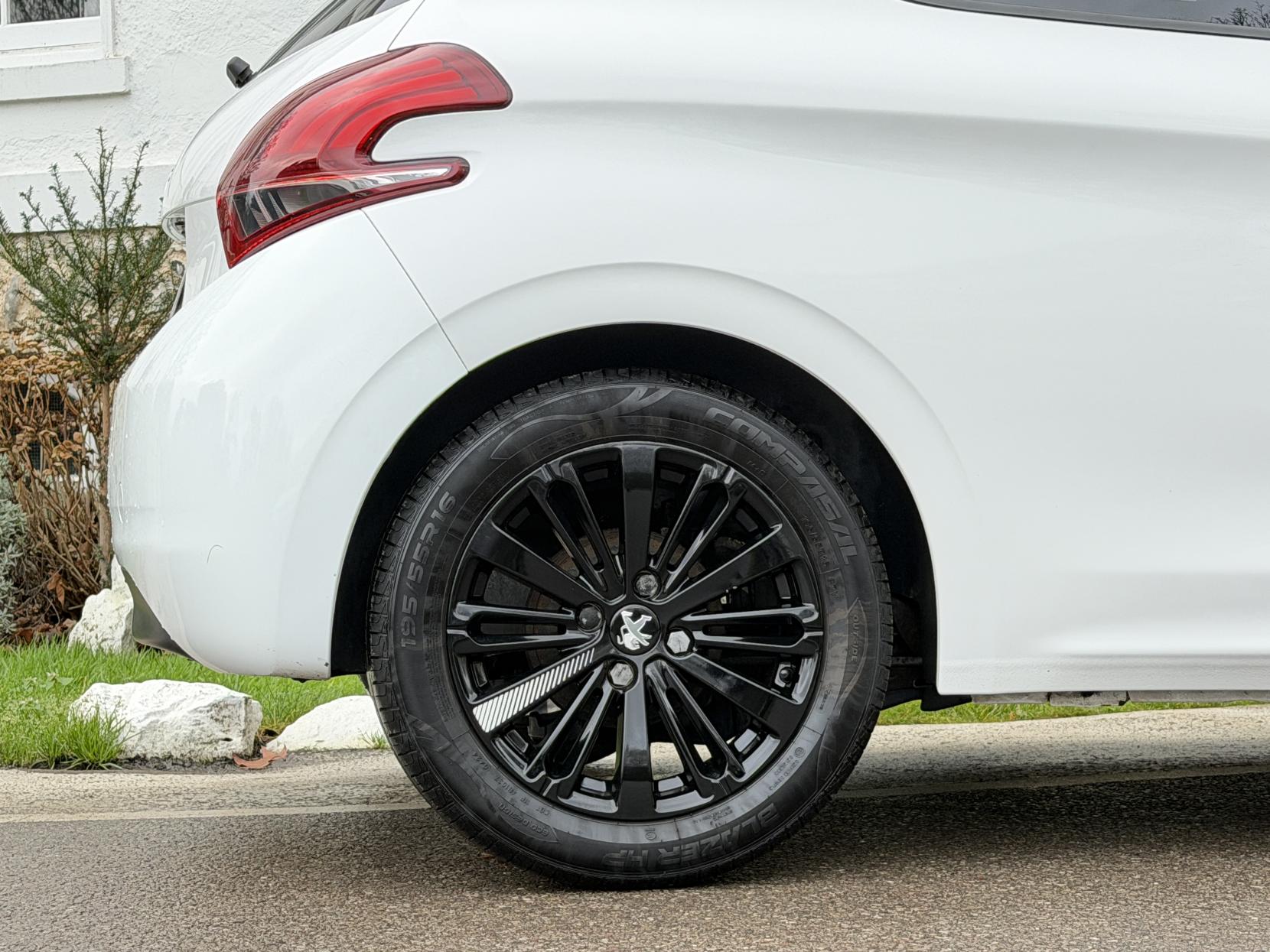 Peugeot 208 1.2 PureTech Black Edition Hatchback 3dr Petrol Manual Euro 6 (82 ps)