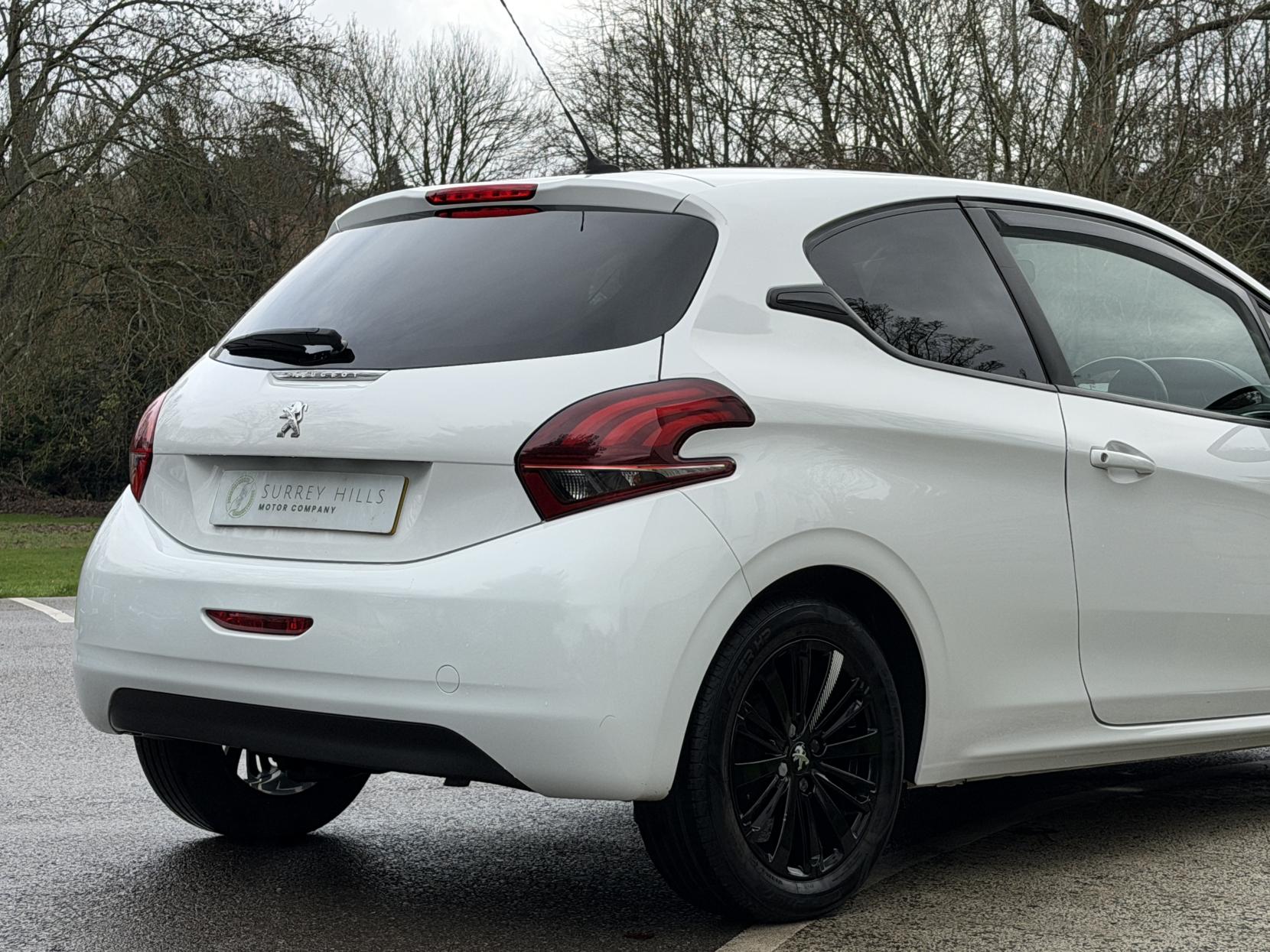 Peugeot 208 1.2 PureTech Black Edition Hatchback 3dr Petrol Manual Euro 6 (82 ps)