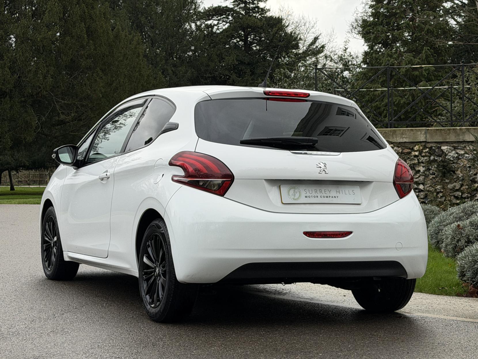 Peugeot 208 1.2 PureTech Black Edition Hatchback 3dr Petrol Manual Euro 6 (82 ps)