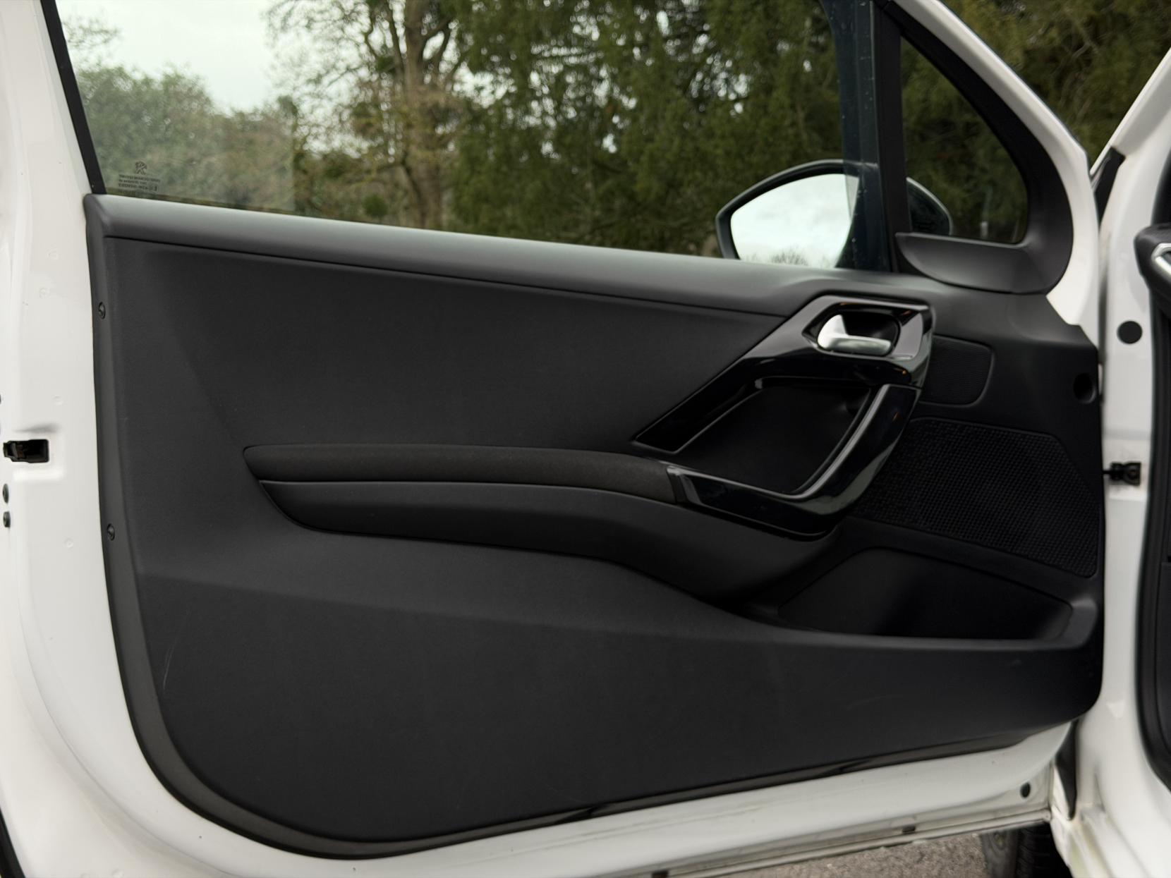 Peugeot 208 1.2 PureTech Black Edition Hatchback 3dr Petrol Manual Euro 6 (82 ps)