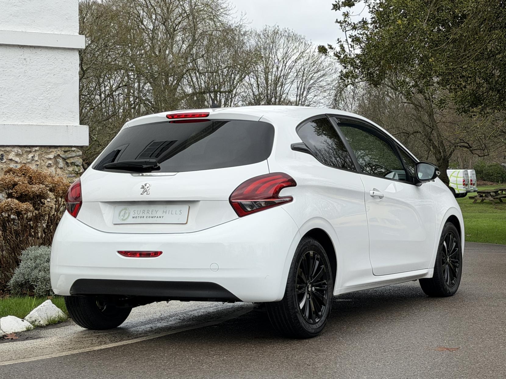 Peugeot 208 1.2 PureTech Black Edition Hatchback 3dr Petrol Manual Euro 6 (82 ps)