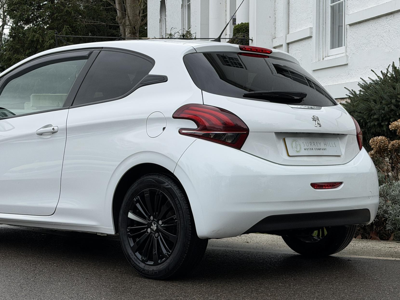 Peugeot 208 1.2 PureTech Black Edition Hatchback 3dr Petrol Manual Euro 6 (82 ps)