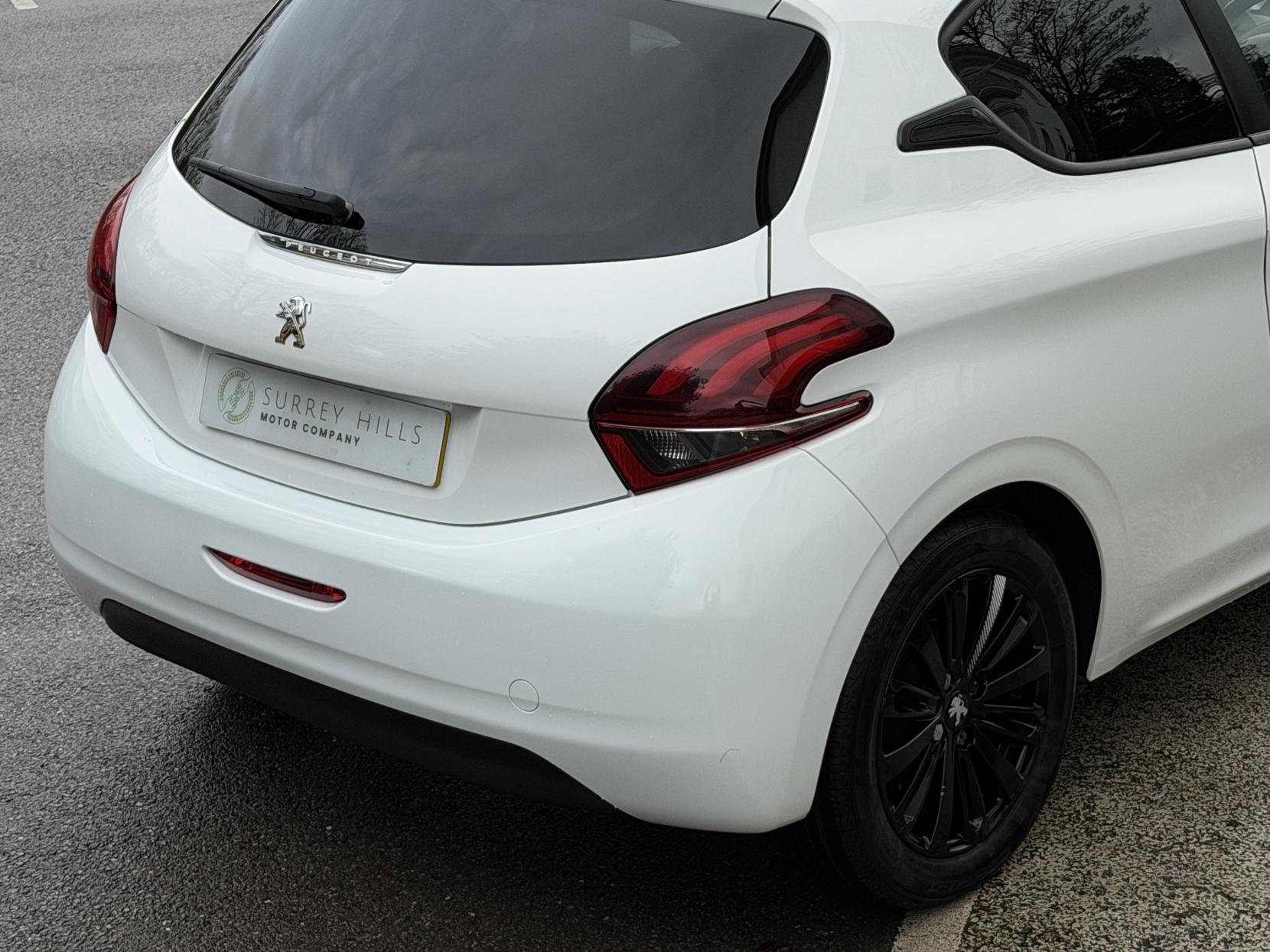 Peugeot 208 1.2 PureTech Black Edition Hatchback 3dr Petrol Manual Euro 6 (82 ps)