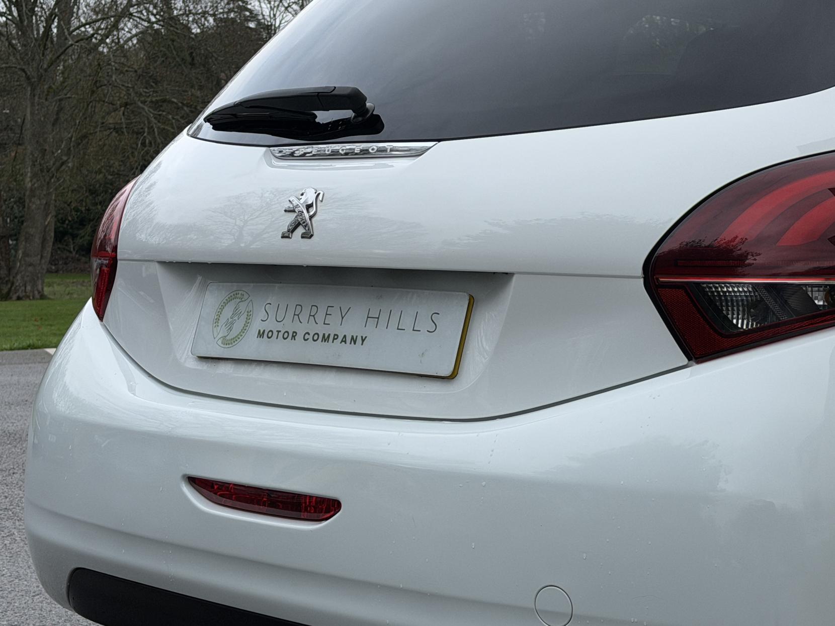 Peugeot 208 1.2 PureTech Black Edition Hatchback 3dr Petrol Manual Euro 6 (82 ps)