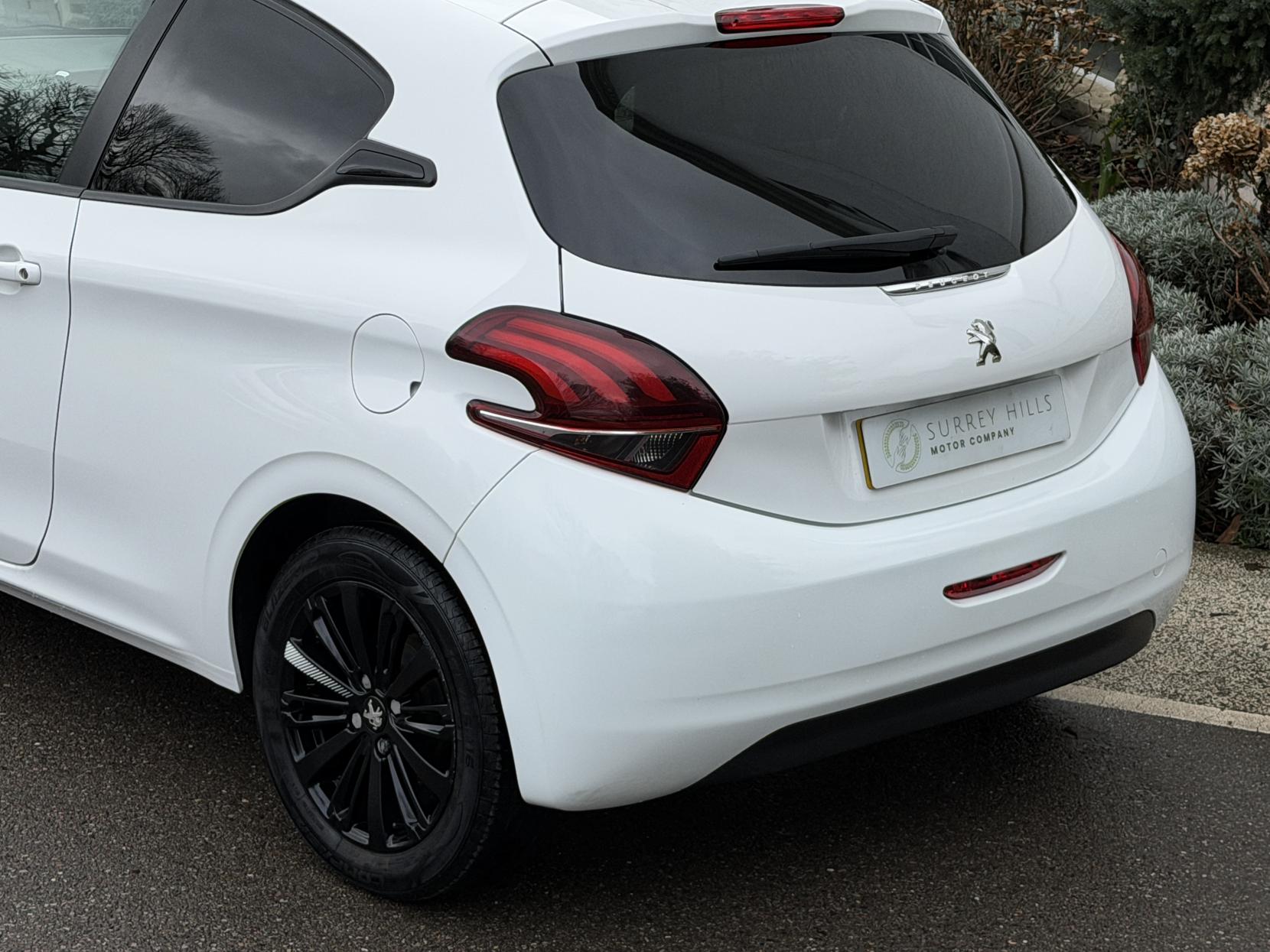 Peugeot 208 1.2 PureTech Black Edition Hatchback 3dr Petrol Manual Euro 6 (82 ps)