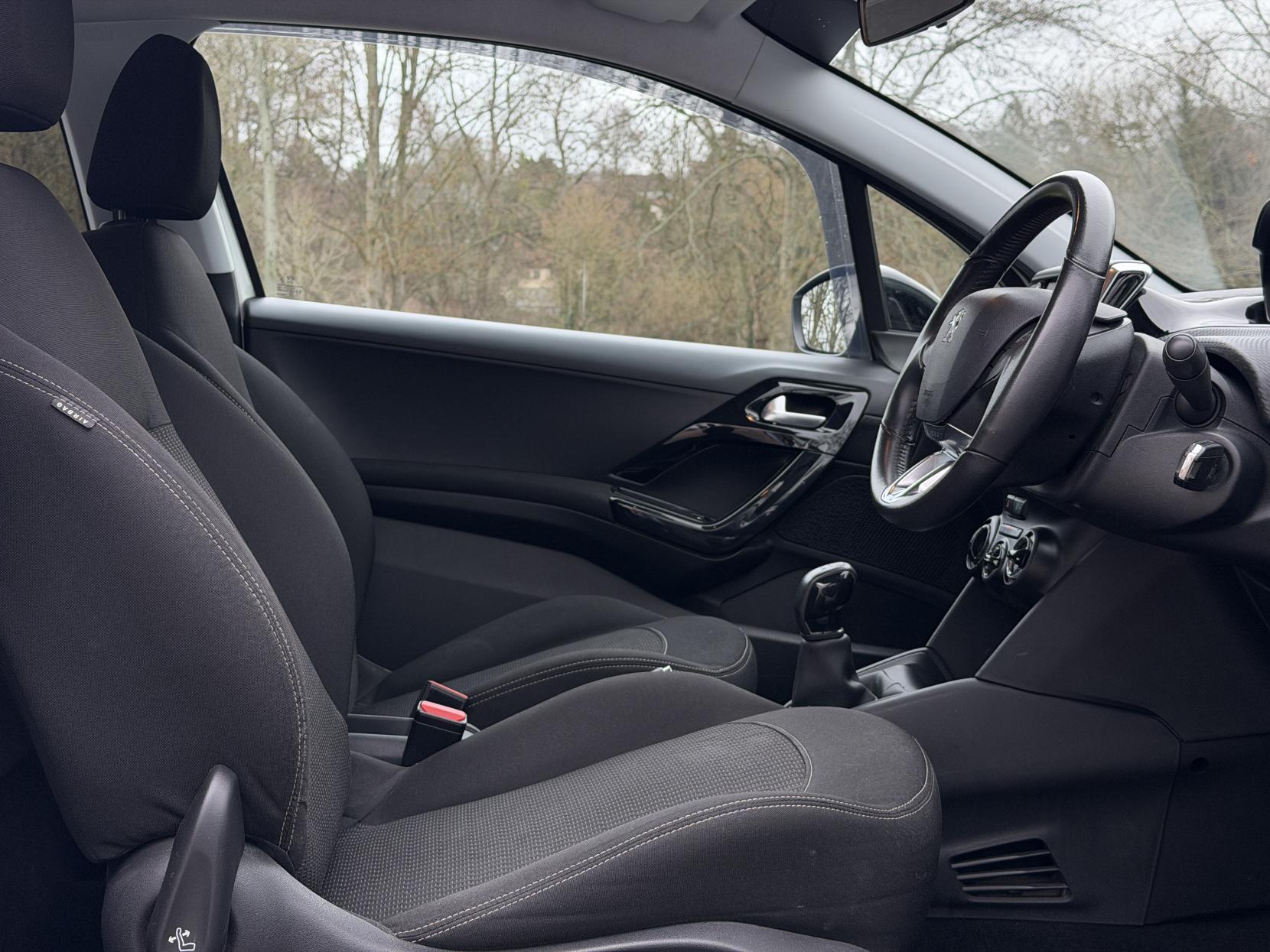 Peugeot 208 1.2 PureTech Black Edition Hatchback 3dr Petrol Manual Euro 6 (82 ps)