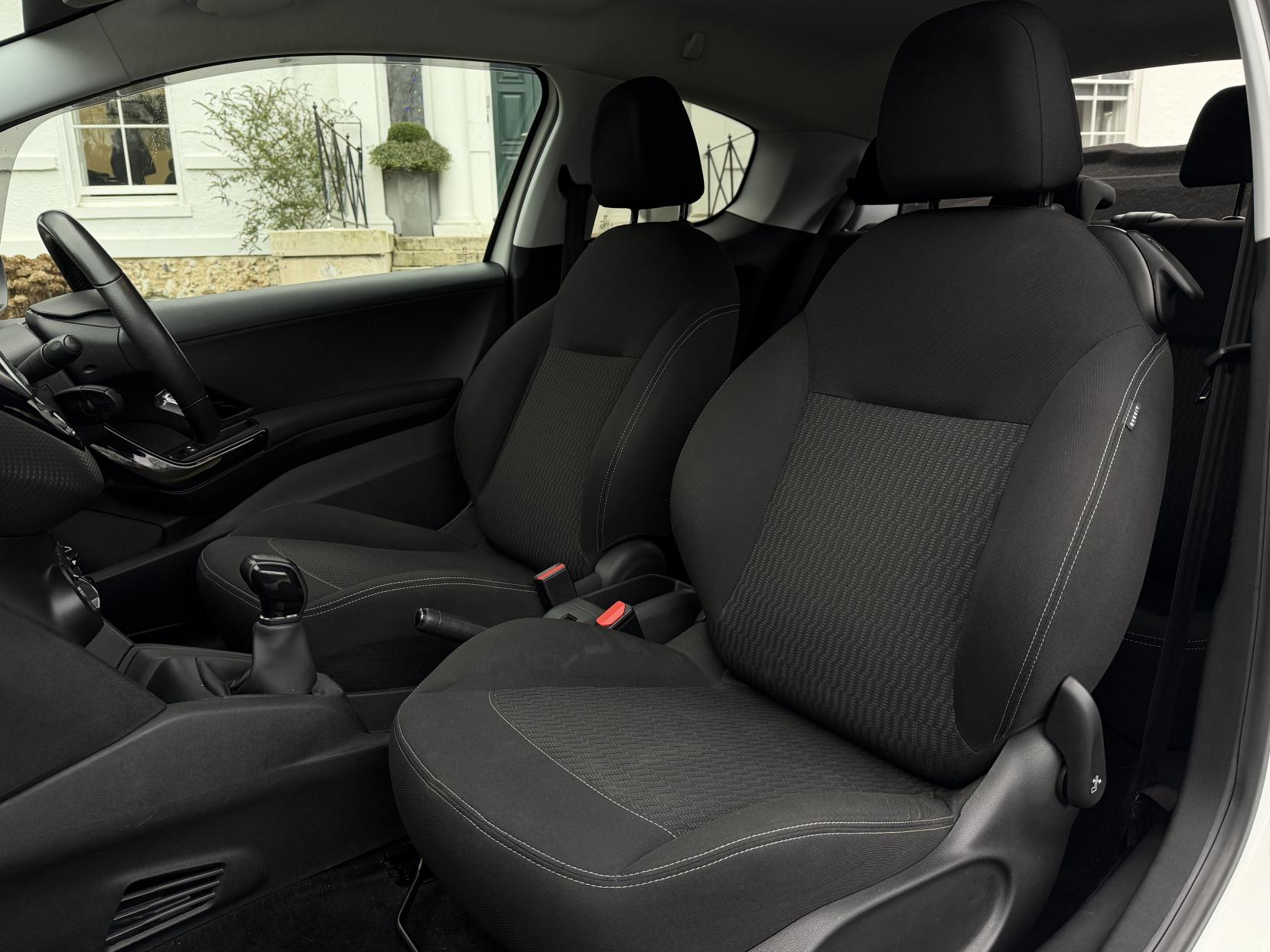 Peugeot 208 1.2 PureTech Black Edition Hatchback 3dr Petrol Manual Euro 6 (82 ps)