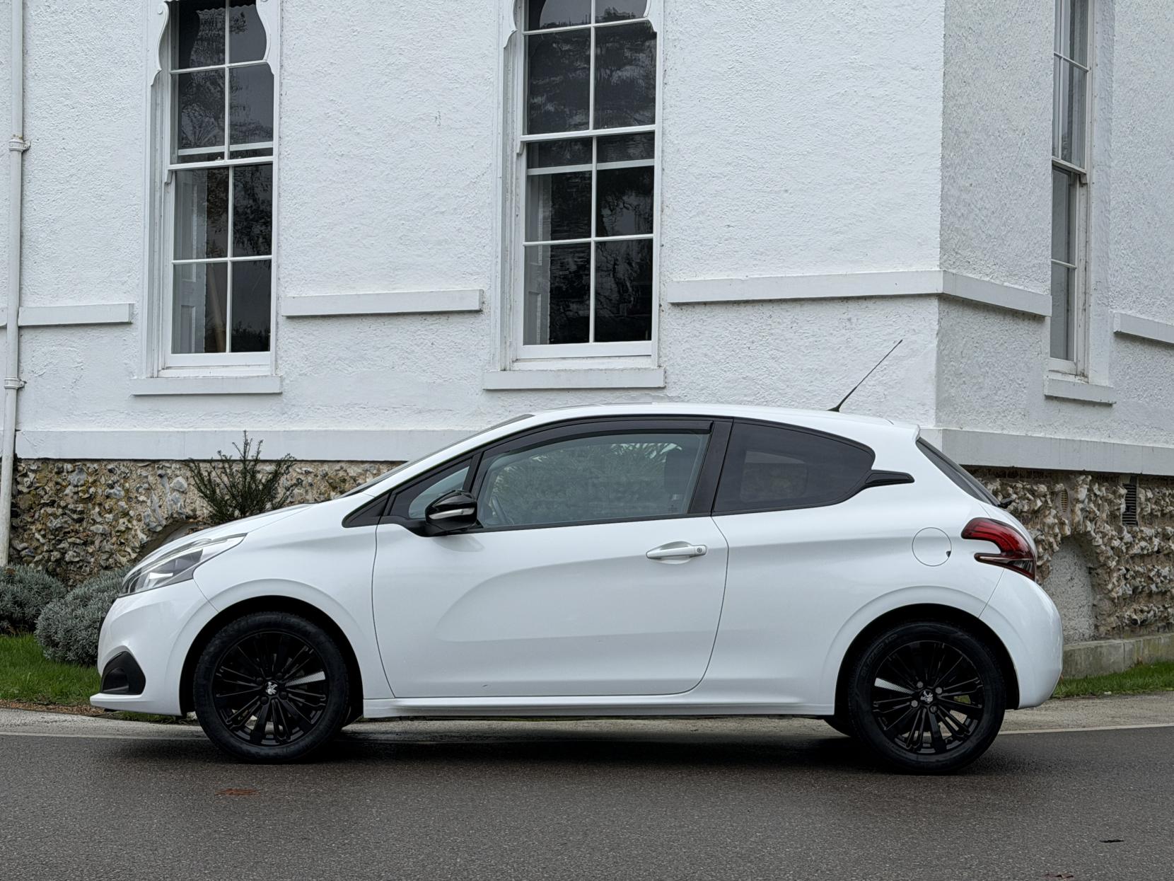 Peugeot 208 1.2 PureTech Black Edition Hatchback 3dr Petrol Manual Euro 6 (82 ps)