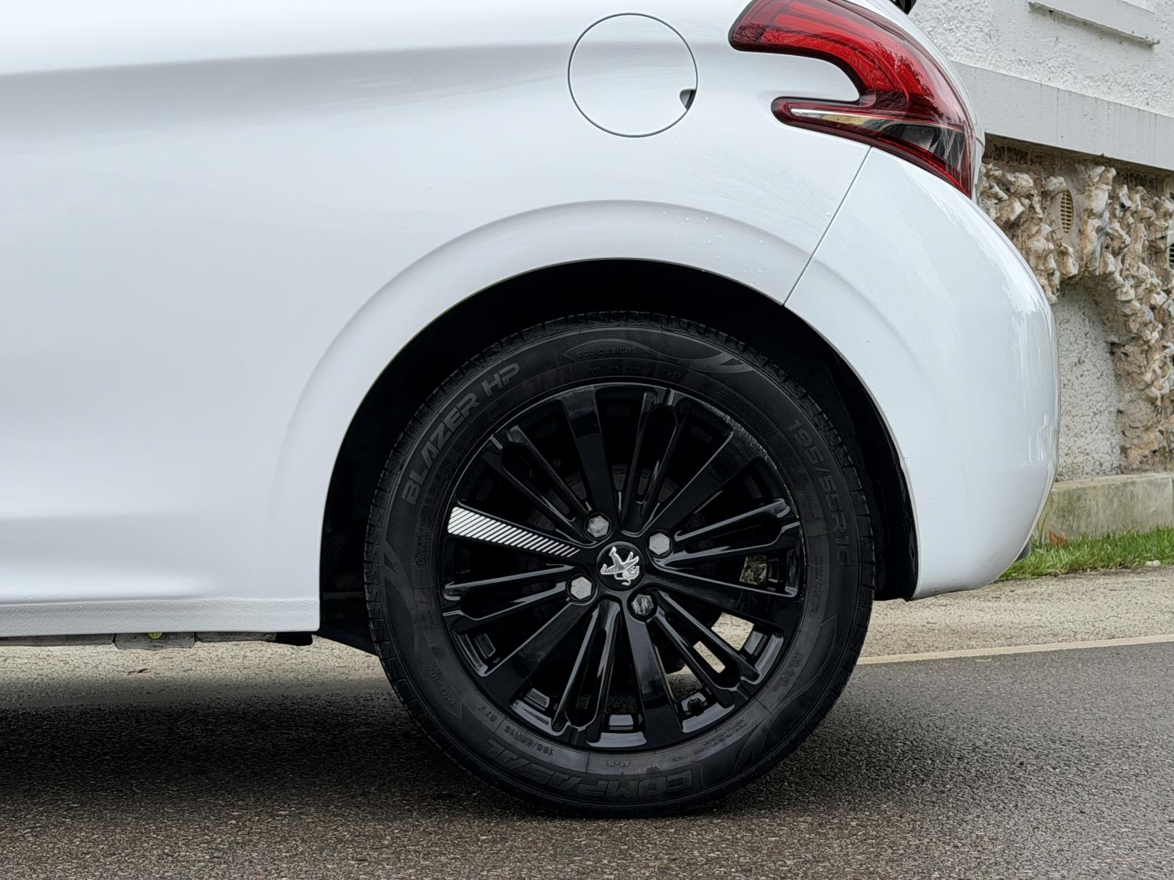 Peugeot 208 1.2 PureTech Black Edition Hatchback 3dr Petrol Manual Euro 6 (82 ps)