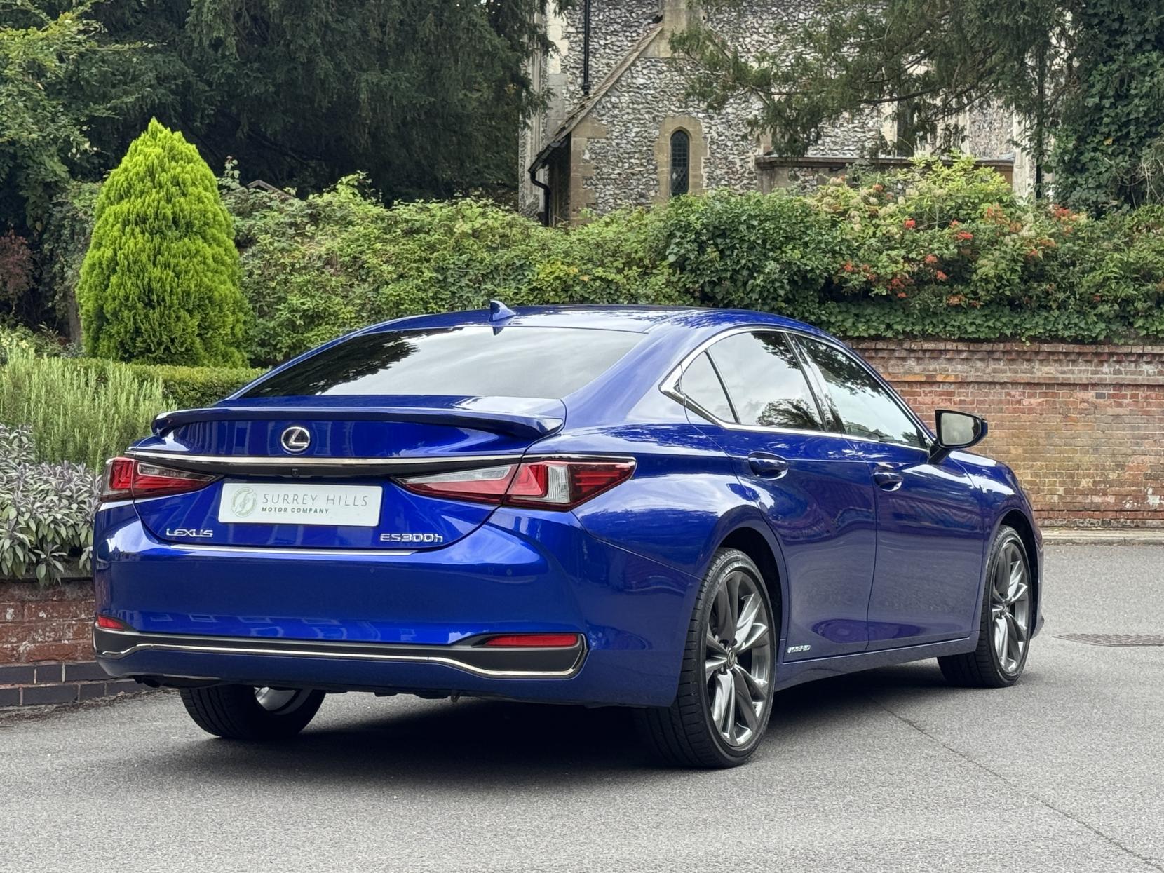 Lexus ES 2.5 300h F Sport Saloon 4dr Petrol Hybrid E-CVT Euro 6 (s/s) (218 ps)