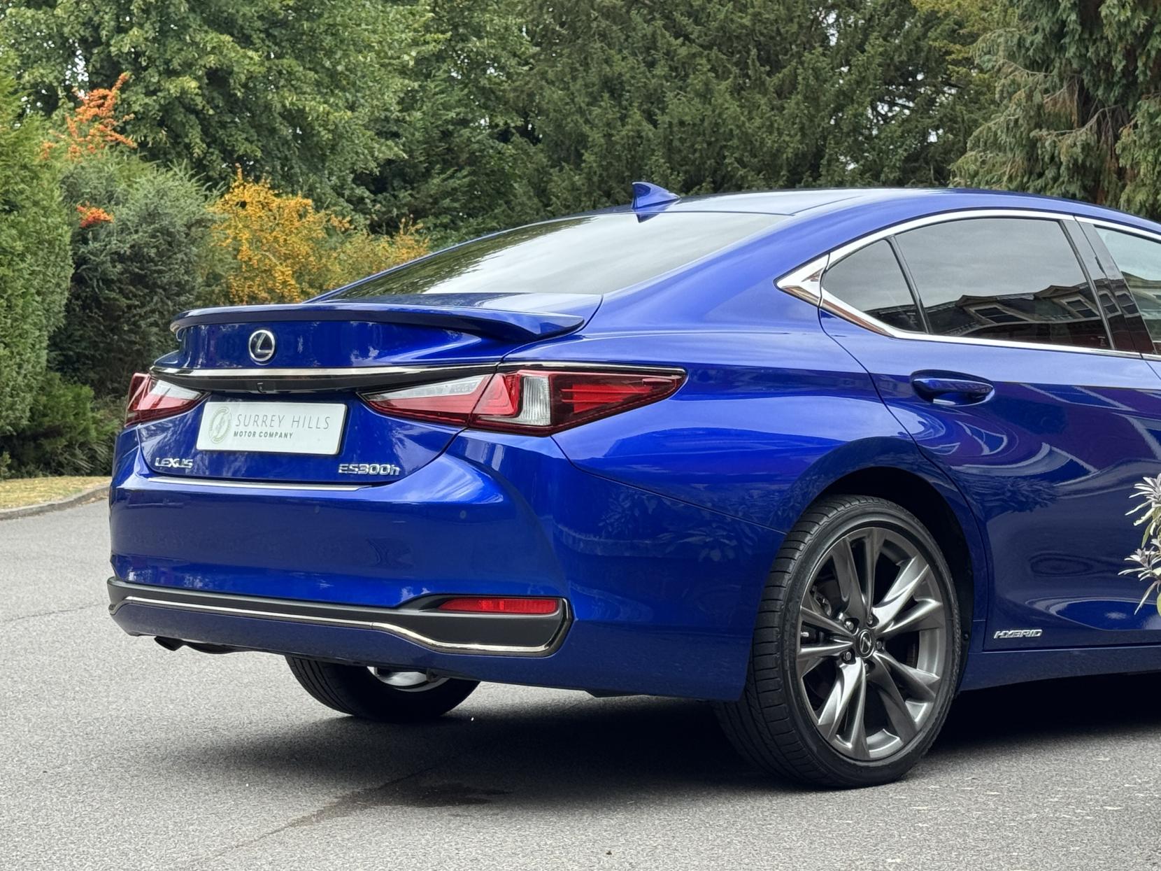Lexus ES 2.5 300h F Sport Saloon 4dr Petrol Hybrid E-CVT Euro 6 (s/s) (218 ps)