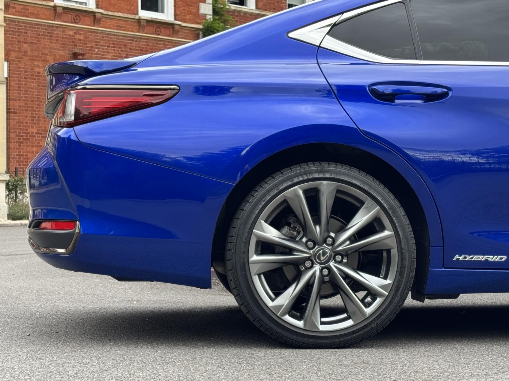 Lexus ES 2.5 300h F Sport Saloon 4dr Petrol Hybrid E-CVT Euro 6 (s/s) (218 ps)
