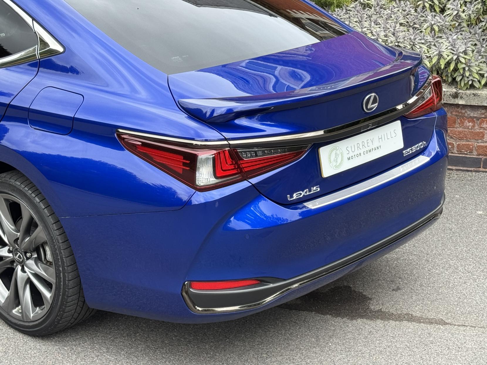 Lexus ES 2.5 300h F Sport Saloon 4dr Petrol Hybrid E-CVT Euro 6 (s/s) (218 ps)