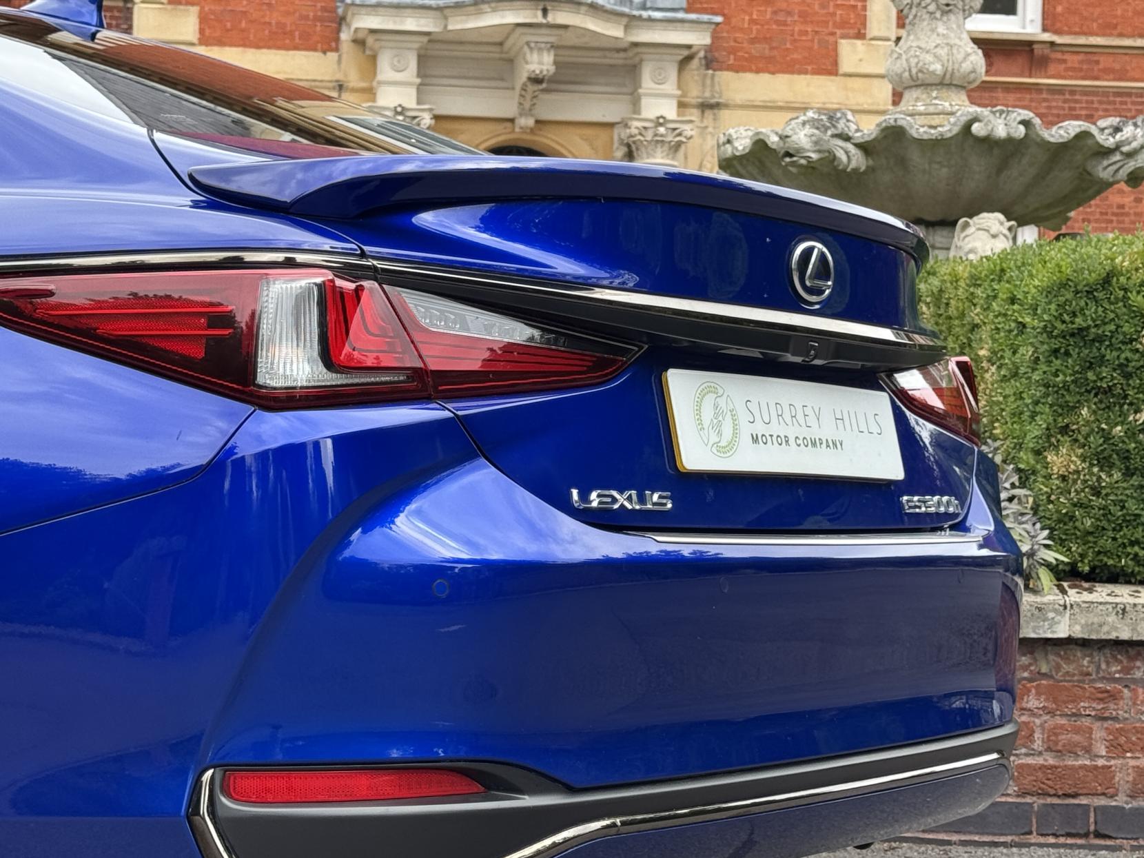 Lexus ES 2.5 300h F Sport Saloon 4dr Petrol Hybrid E-CVT Euro 6 (s/s) (218 ps)