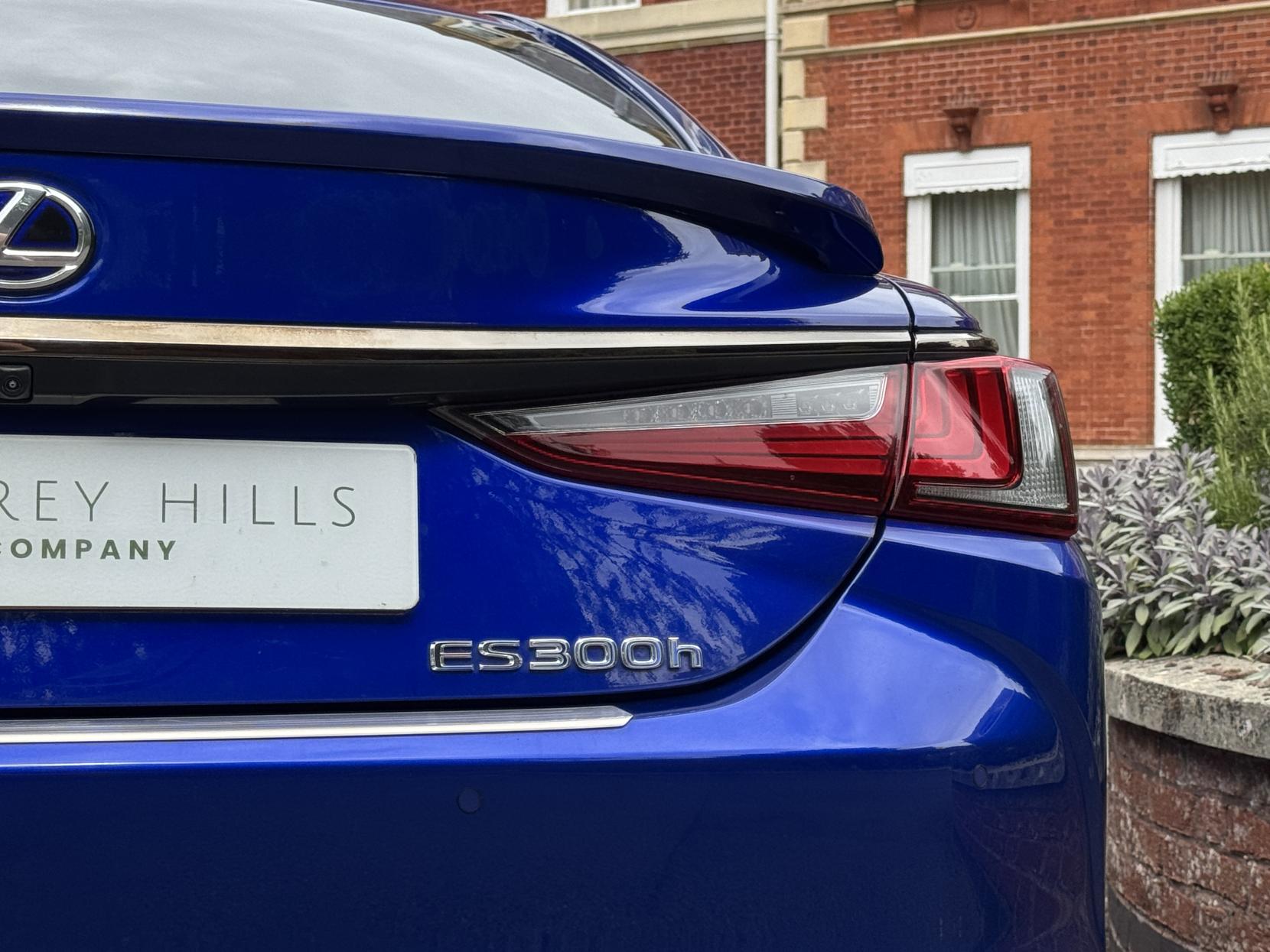 Lexus ES 2.5 300h F Sport Saloon 4dr Petrol Hybrid E-CVT Euro 6 (s/s) (218 ps)