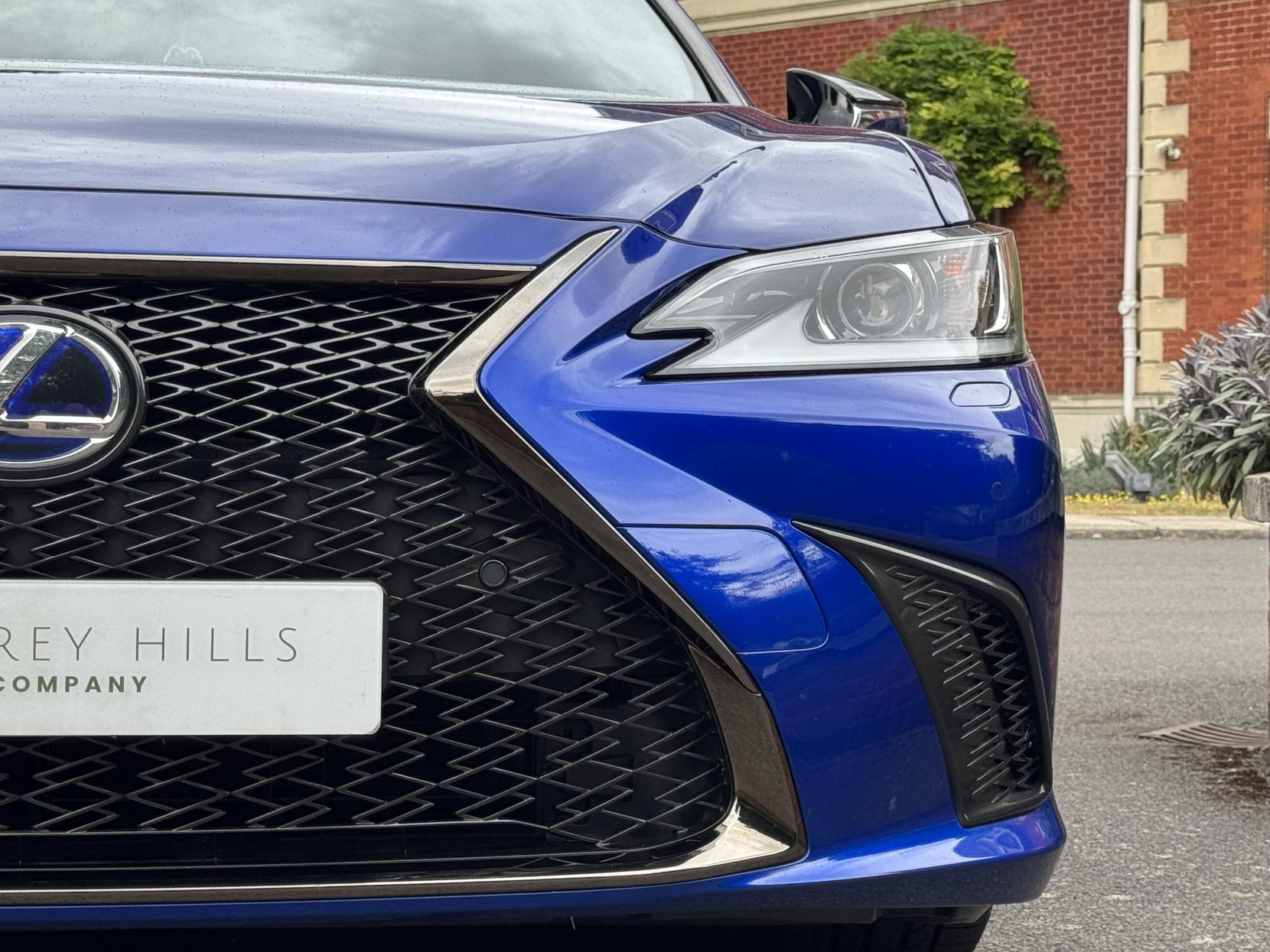 Lexus ES 2.5 300h F Sport Saloon 4dr Petrol Hybrid E-CVT Euro 6 (s/s) (218 ps)