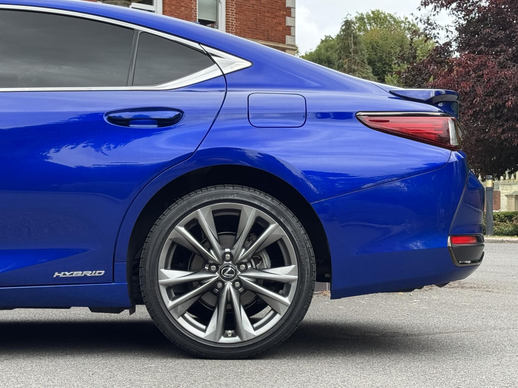Lexus ES 2.5 300h F Sport Saloon 4dr Petrol Hybrid E-CVT Euro 6 (s/s) (218 ps)