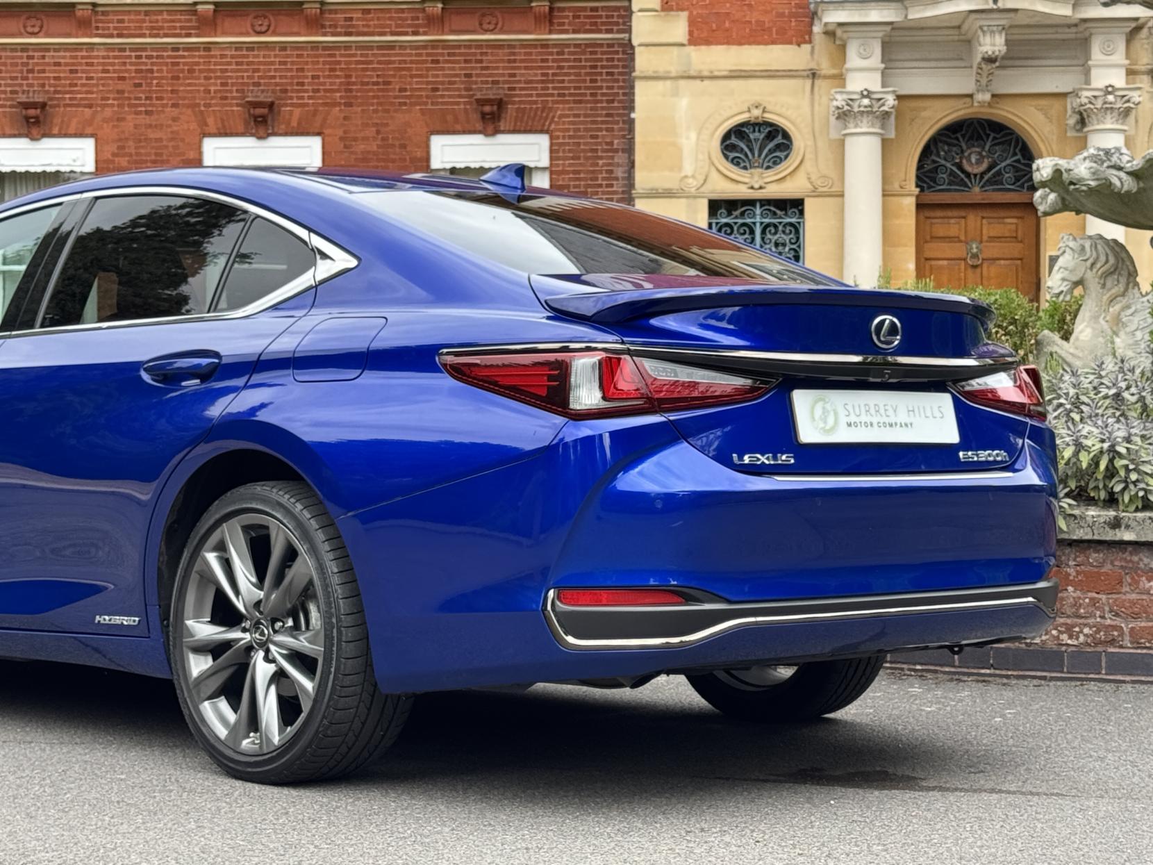 Lexus ES 2.5 300h F Sport Saloon 4dr Petrol Hybrid E-CVT Euro 6 (s/s) (218 ps)