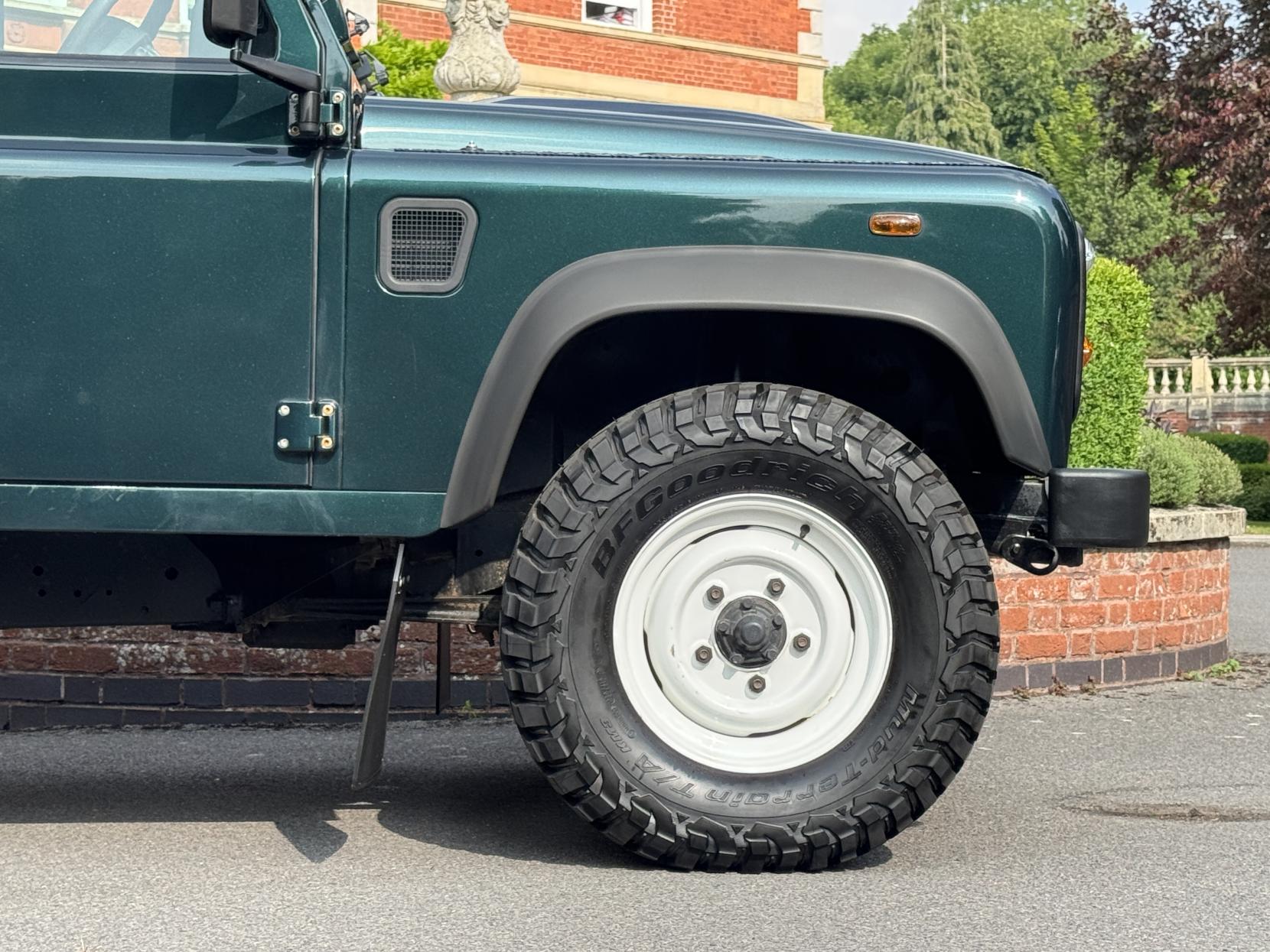 Land Rover Defender 110 2.2 TDCi Hard Top SUV 3dr Diesel Manual 4WD MWB Euro 5 (122 ps)