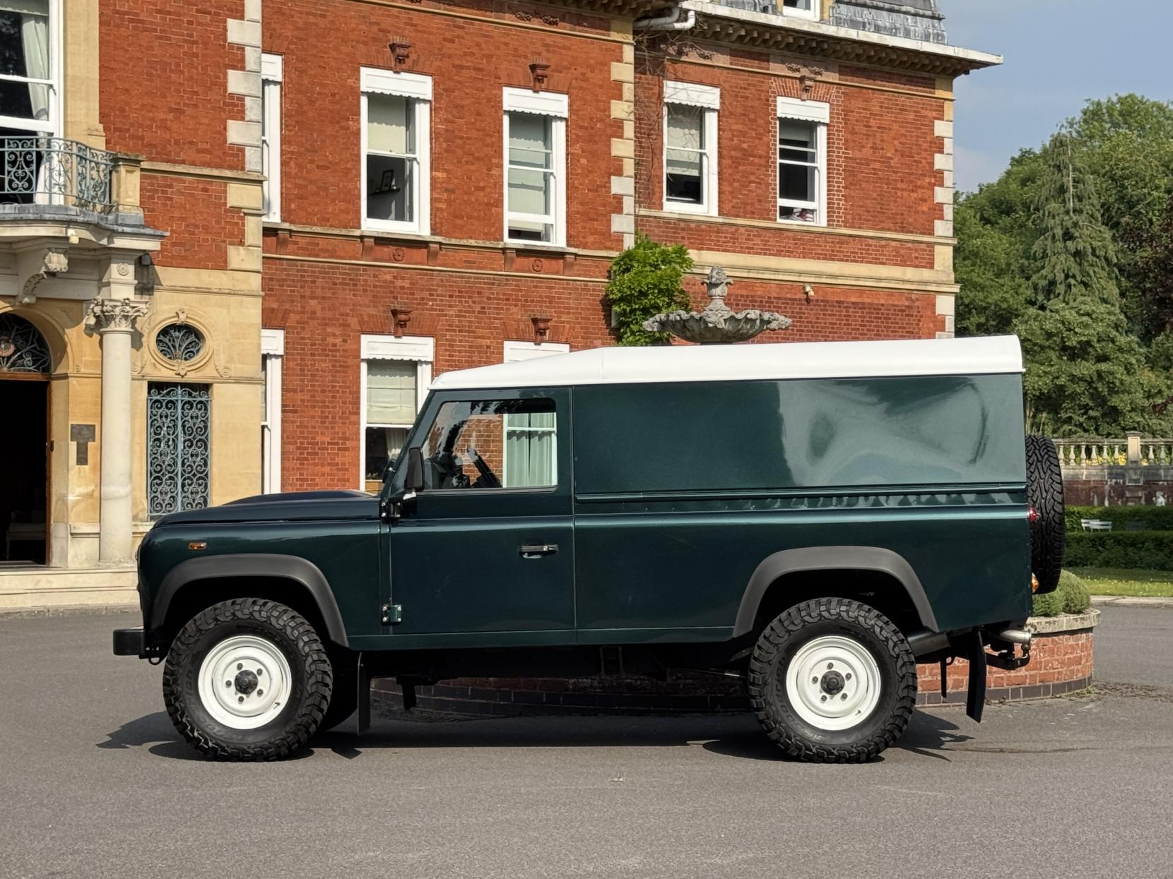 Land Rover Defender 110 2.2 TDCi Hard Top SUV 3dr Diesel Manual 4WD MWB Euro 5 (122 ps)
