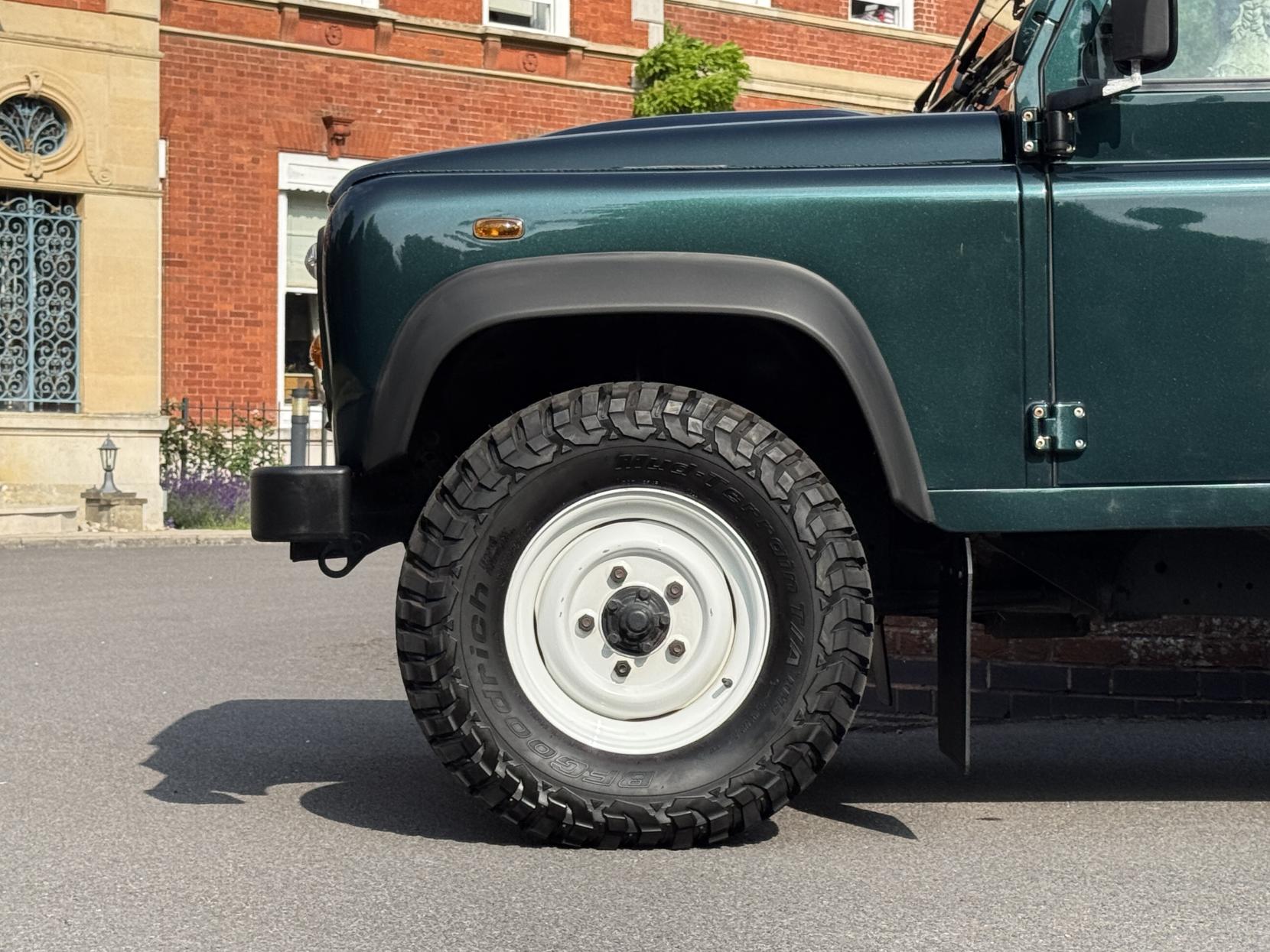Land Rover Defender 110 2.2 TDCi Hard Top SUV 3dr Diesel Manual 4WD MWB Euro 5 (122 ps)
