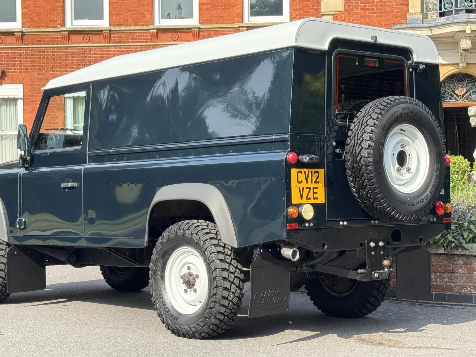 Land Rover Defender 110 2.2 TDCi Hard Top SUV 3dr Diesel Manual 4WD MWB Euro 5 (122 ps)