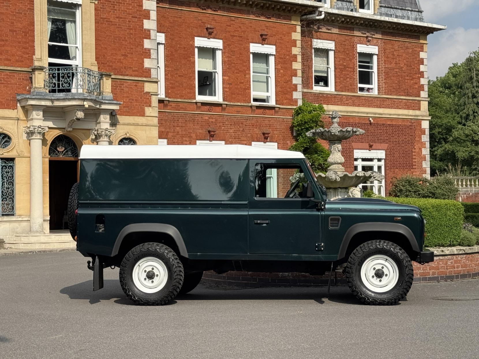 Land Rover Defender 110 2.2 TDCi Hard Top SUV 3dr Diesel Manual 4WD MWB Euro 5 (122 ps)