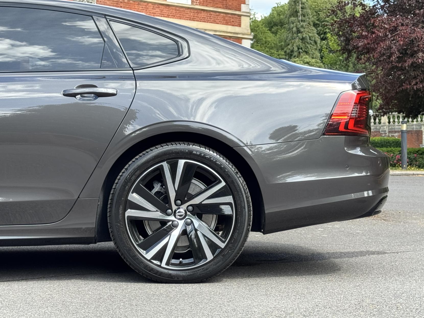Volvo S90 2.0h T8 Recharge 18.8kWh Plus Bright Saloon 4dr Petrol Plug-in Hybrid Auto AWD Euro 6 (s/s) (455 ps)