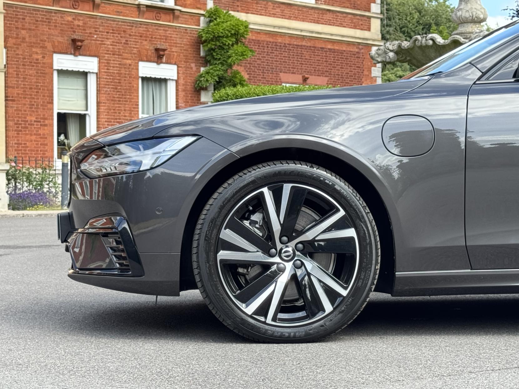Volvo S90 2.0h T8 Recharge 18.8kWh Plus Bright Saloon 4dr Petrol Plug-in Hybrid Auto AWD Euro 6 (s/s) (455 ps)