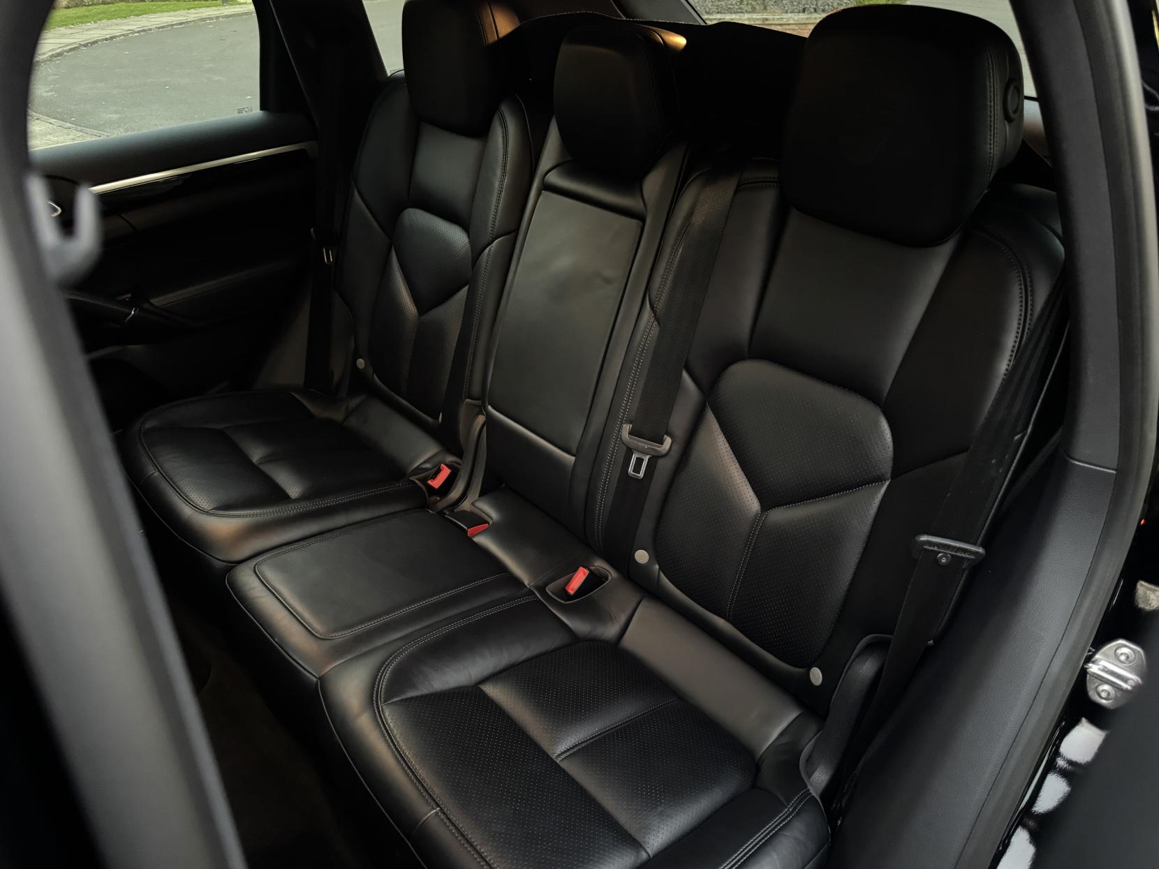 Porsche Cayenne 3.0 TD V6 Platinum Edition SUV 5dr Diesel TiptronicS 4WD Euro 6 (s/s) (262 ps)