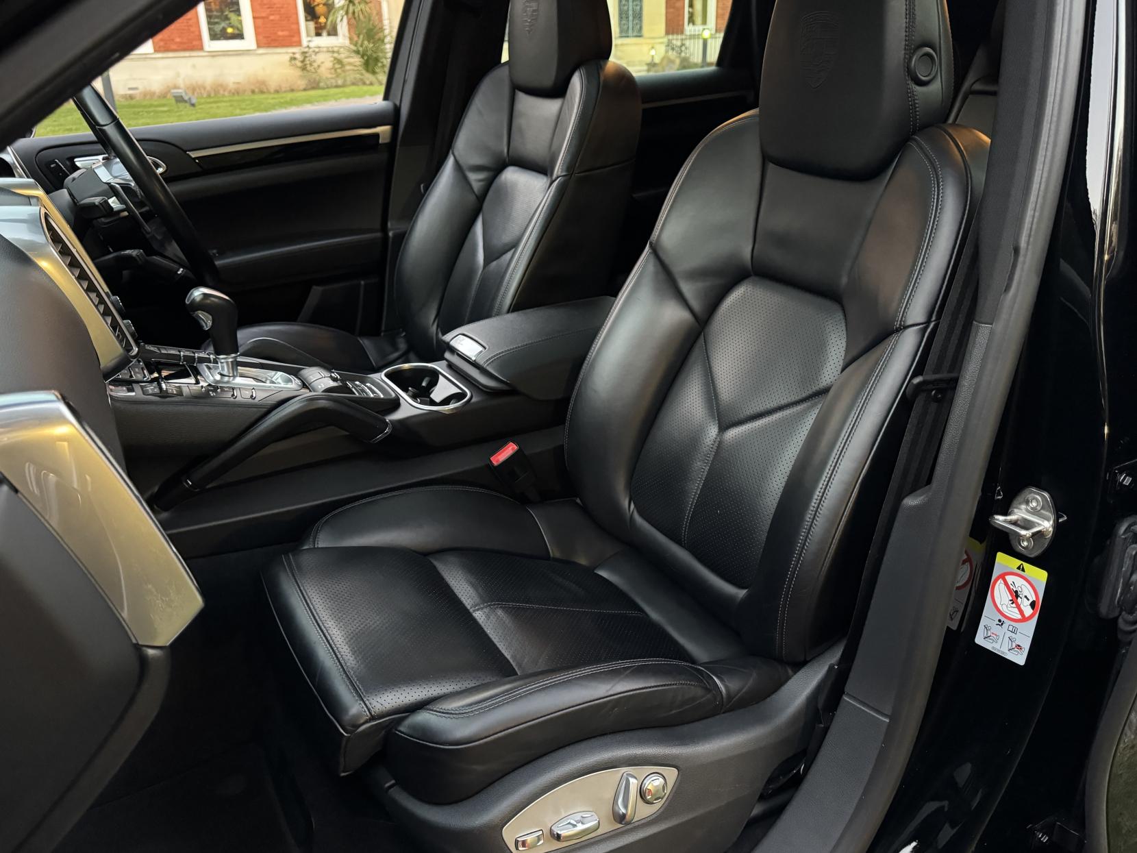 Porsche Cayenne 3.0 TD V6 Platinum Edition SUV 5dr Diesel TiptronicS 4WD Euro 6 (s/s) (262 ps)