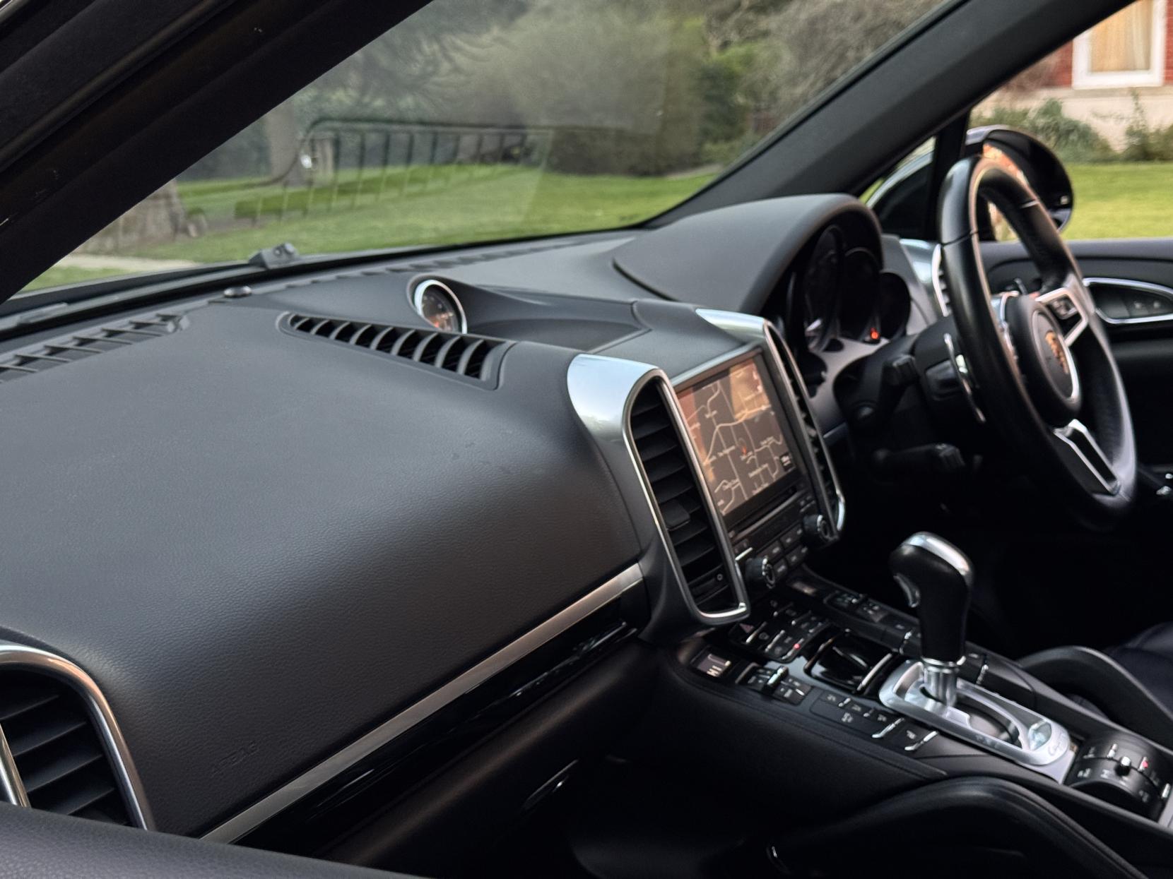 Porsche Cayenne 3.0 TD V6 Platinum Edition SUV 5dr Diesel TiptronicS 4WD Euro 6 (s/s) (262 ps)