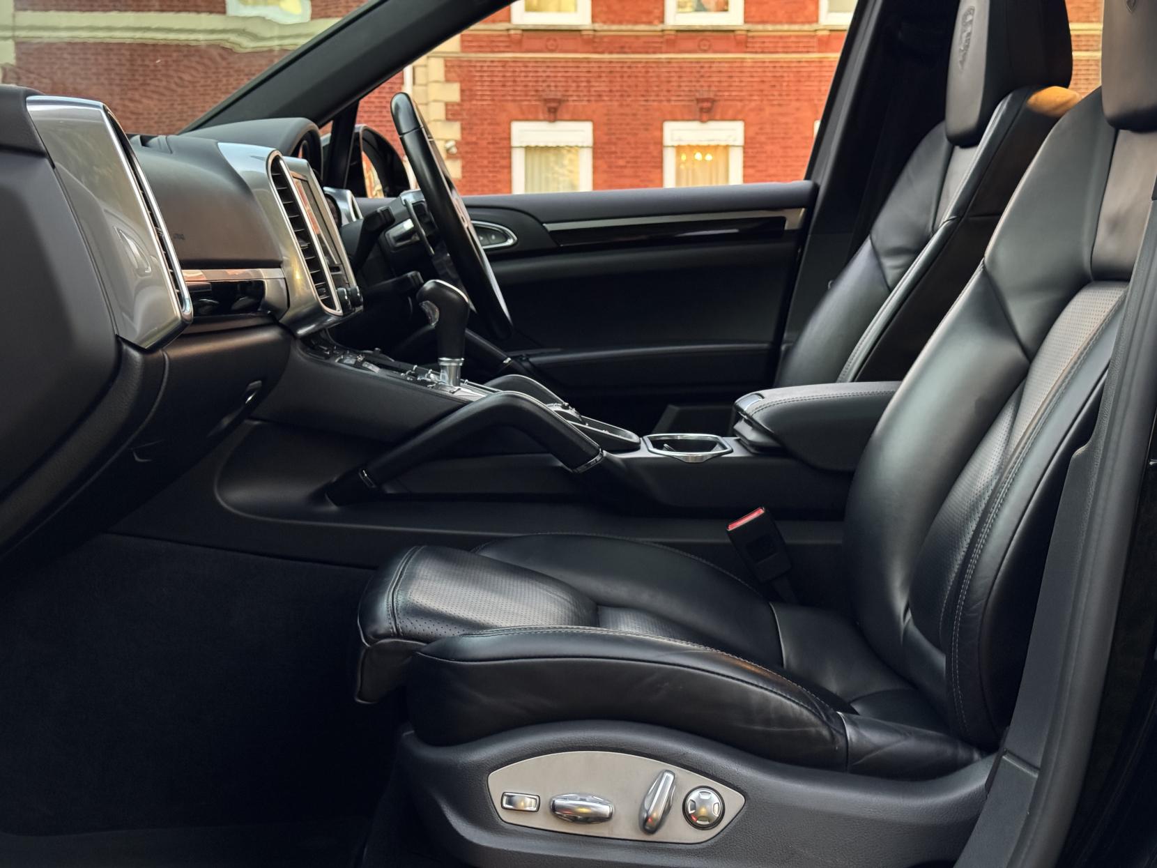 Porsche Cayenne 3.0 TD V6 Platinum Edition SUV 5dr Diesel TiptronicS 4WD Euro 6 (s/s) (262 ps)